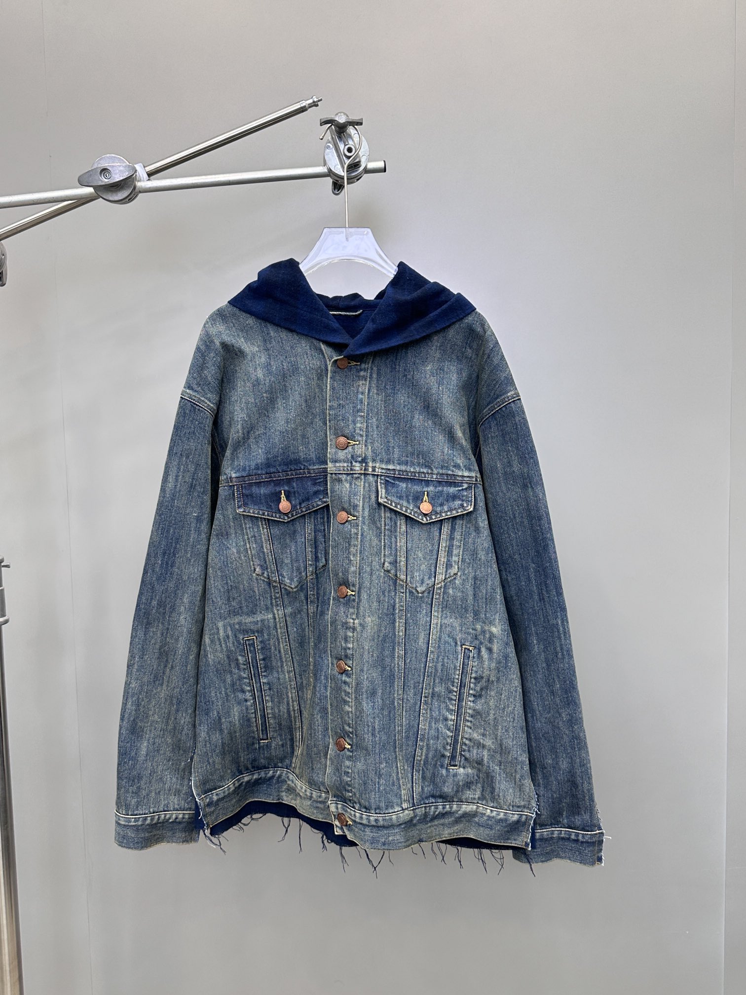 NO:716526,New denim jacket, pure cotton denim fabric spliced ​​with customized wool plaid fabric, full of deconstructed splicing design, hooded style is simple and versatile, old washed technology is retro and fashionable, loose fit is the same for men and women, sizes Sml,, jackets & coats, hats,19860909新款牛仔外套,纯棉牛仔面料拼接定制羊毛格纹料,解构拼接设计感十足,连帽版型简约百搭,做旧水洗工艺复古时尚,宽松版型男女同款,尺码Sml,,jackets & coats,hats,,Women's clothing