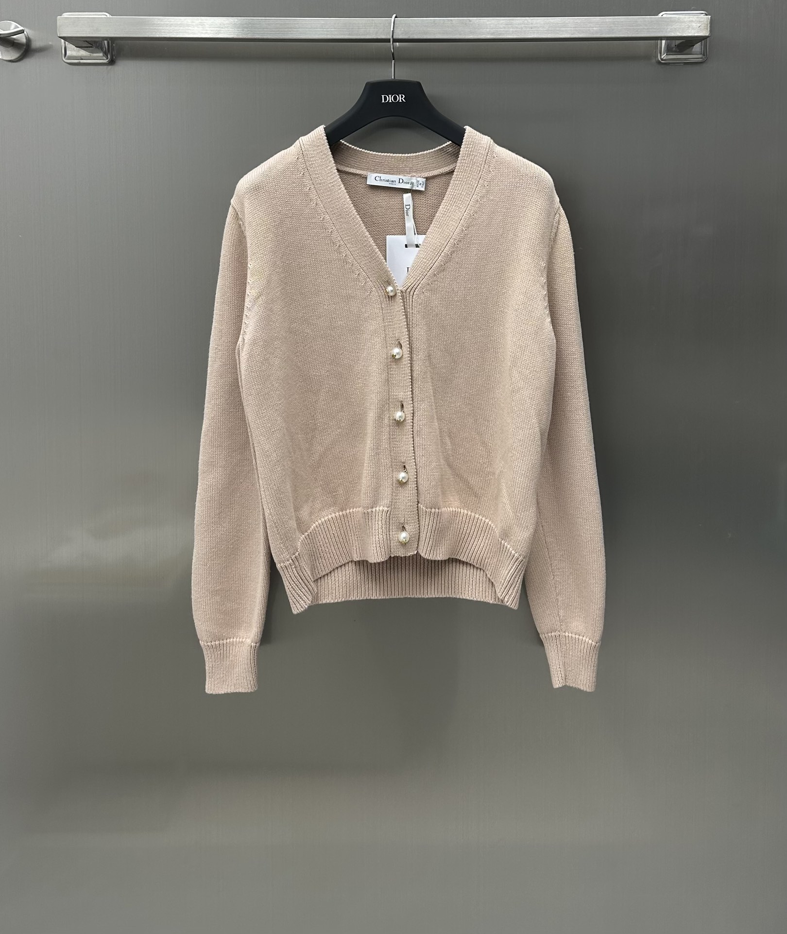 NO:696730,Dio* new product is on the shelves. Early spring knitted cardigan is made of custom YB imported wool. Decorated with solid color texture. Knitted long-sleeved cardigan. Customized molded pearl placket buttons. Overall high-end and simple V-neck cardigan tailoring. It can be worn alone or layered. It is a single product that can be worn all year round. Series development vest can be matched in one set. Warm and high-end. D family's latest 24 early spring series. High version 3 colors, dior, dior,19860909Dio* 新品上架早春针织开衫定制YB进口全羊毛材质 饰以纯色肌理呈现 针织长袖开衫 定制开模珍珠襟扣出彩 整体高级简约 V领开衫剪裁 单穿叠穿都 属于一年四季皆可驾驭的单品 系列开发背心 可一套搭配 温暖又高级 D家最新24早春系列 高版本3色,,dior,dior,,Women's clothing