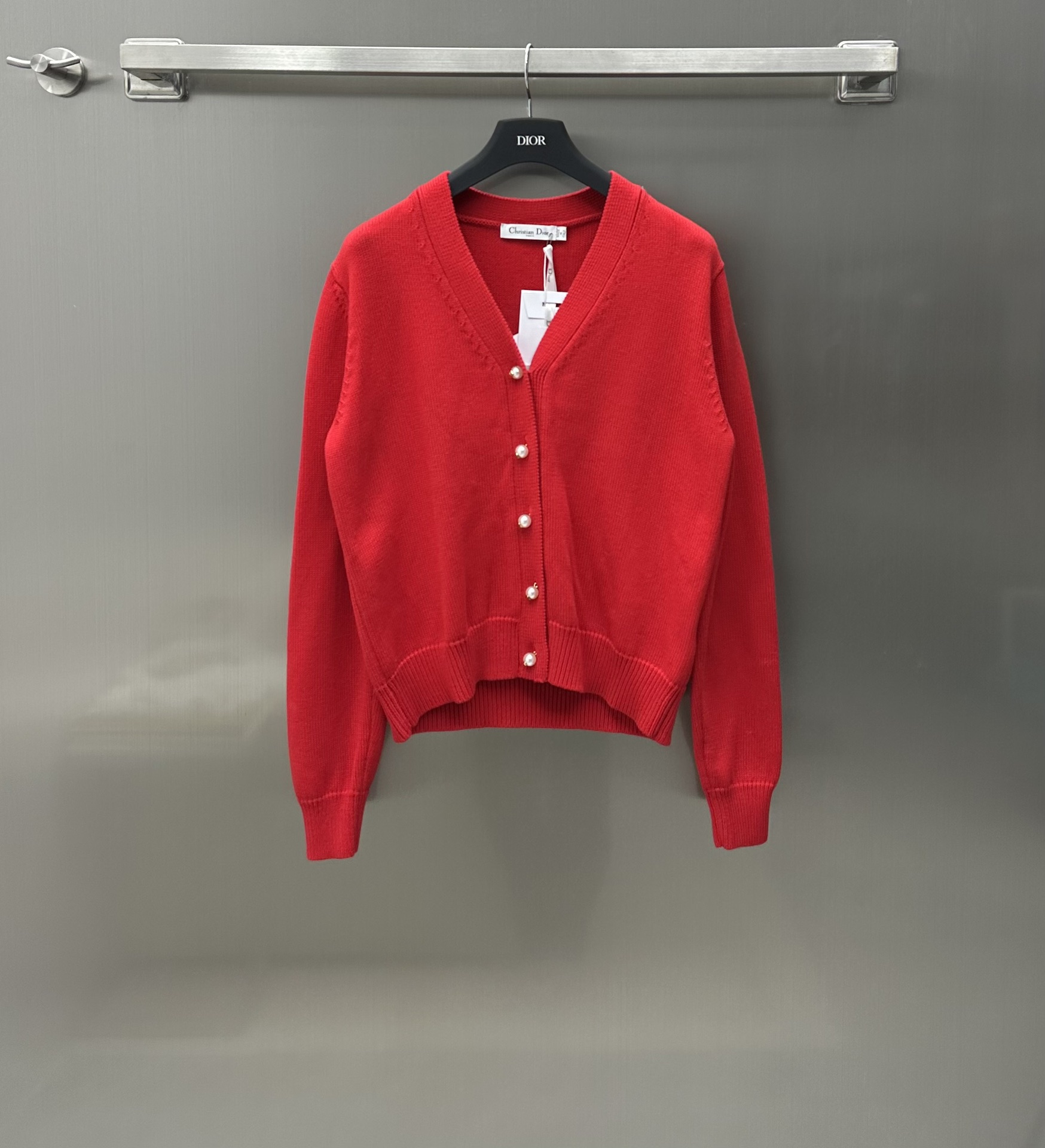 NO:696738,Dio* new product is on the shelves. Early spring knitted cardigan is made of custom YB imported wool. Decorated with solid color texture. Knitted long-sleeved cardigan. Customized molded pearl placket buttons. Overall high-end and simple V-neck cardigan tailoring. It can be worn alone or layered. It is a single product that can be worn all year round. Series development vest can be matched in one set. Warm and high-end. D family's latest 24 early spring series. High version 3 colors, dior, dior,19860909Dio* 新品上架早春针织开衫定制YB进口全羊毛材质 饰以纯色肌理呈现 针织长袖开衫 定制开模珍珠襟扣出彩 整体高级简约 V领开衫剪裁 单穿叠穿都 属于一年四季皆可驾驭的单品 系列开发背心 可一套搭配 温暖又高级 D家最新24早春系列 高版本3色,,dior,dior,,Women's clothing