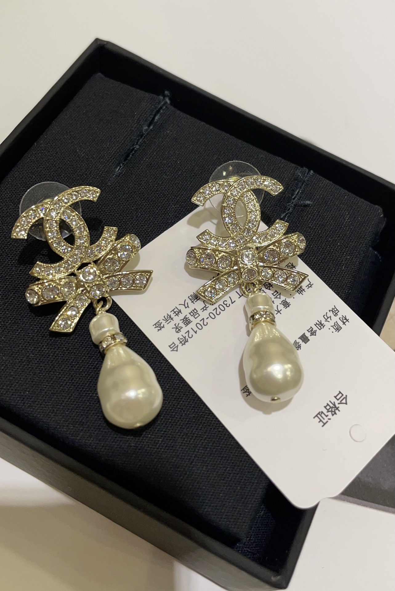 NO:632833,88200, Today’s new earrings 23s new irregular pearl full diamond double C light gold bow earrings Irregular white water drop pearls are very flattering to the face shape. When paired with a gold full diamond bow, it will be very sweet and rich. Z version customization, Swarovski diamonds, custom pearls, Cartier high-end jewelry1986090988200,今日新品耳钉 23s新款不规则珍珠满钻双C浅金色蝴蝶结耳钉 不规则白色水滴珍珠很修饰脸型 搭配金色满钻蝴蝶结就很甜美富贵 z版定制 施华洛钻 定制珍珠,,卡迪亚高端饰品,Jewelry