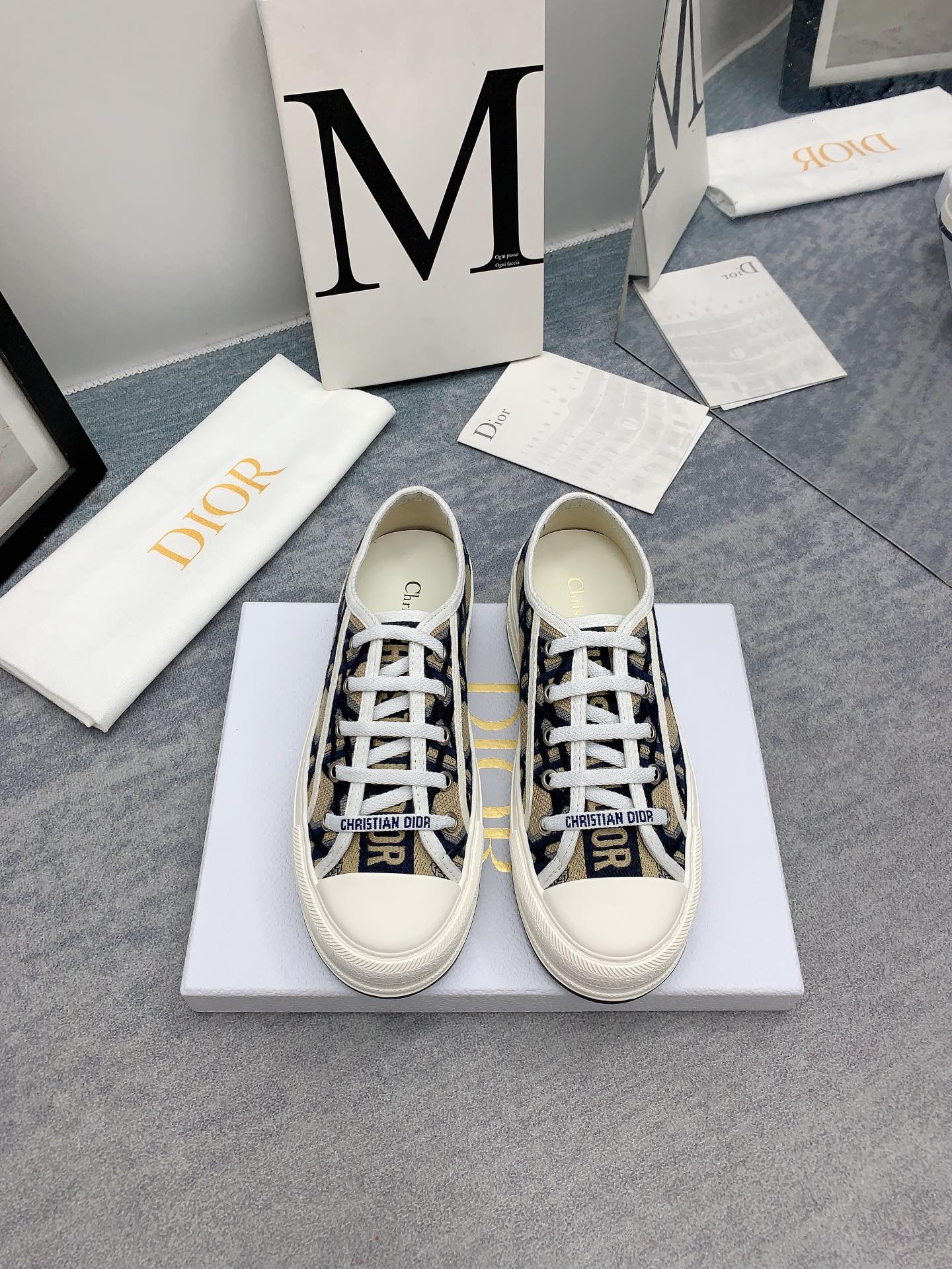 NO:241436,(High version) Dior Walk'n series Presbyterian embroidery thick-soled canvas shoes casual sneakers Original purchase and development Walk'n'Dior thick-soled sneakers are a fashion item to enhance the style of the series Oblique printed cotton embroidered upper with comfortable thick soles Tongue and Christian Dior Paris logo laces can add fashionable temperament to various casual looks exquisite packaging for delivery counter... Fabric: Original custom imported Oblique printed embroidery Inner: Imported soft sheepskin lining cowhide footbed Outsole: Original exclusive open molded sole Sole thickness: 4.5CM Size 35-40, casual shoes/sports shoes, dior, dior, sneakers, cowhide, sheepskin19860909（高版本）  Dior迪奥Walk'n系列 老花 刺绣 厚底帆布鞋 休闲运动鞋 原版购入开发 Walk'n'Dior 厚底运动鞋是一款时尚单品 提升该系列的格调 Oblique 印花棉质刺绣鞋面 搭配舒适厚底 鞋舌和 Christian Dior Paris 标志鞋带 可为各式休闲造型增添时髦气质 配送专柜精美包装… 面料: 原版定制进口Oblique 印花刺绣 内里: 进口柔软羊皮里 牛皮垫脚 大底: 原版独家开模大底 底厚: 4.5CM 码数35-40,休闲鞋/运动鞋,dior,dior,sneakers,cowhide,sheepskin,Women's Shoes