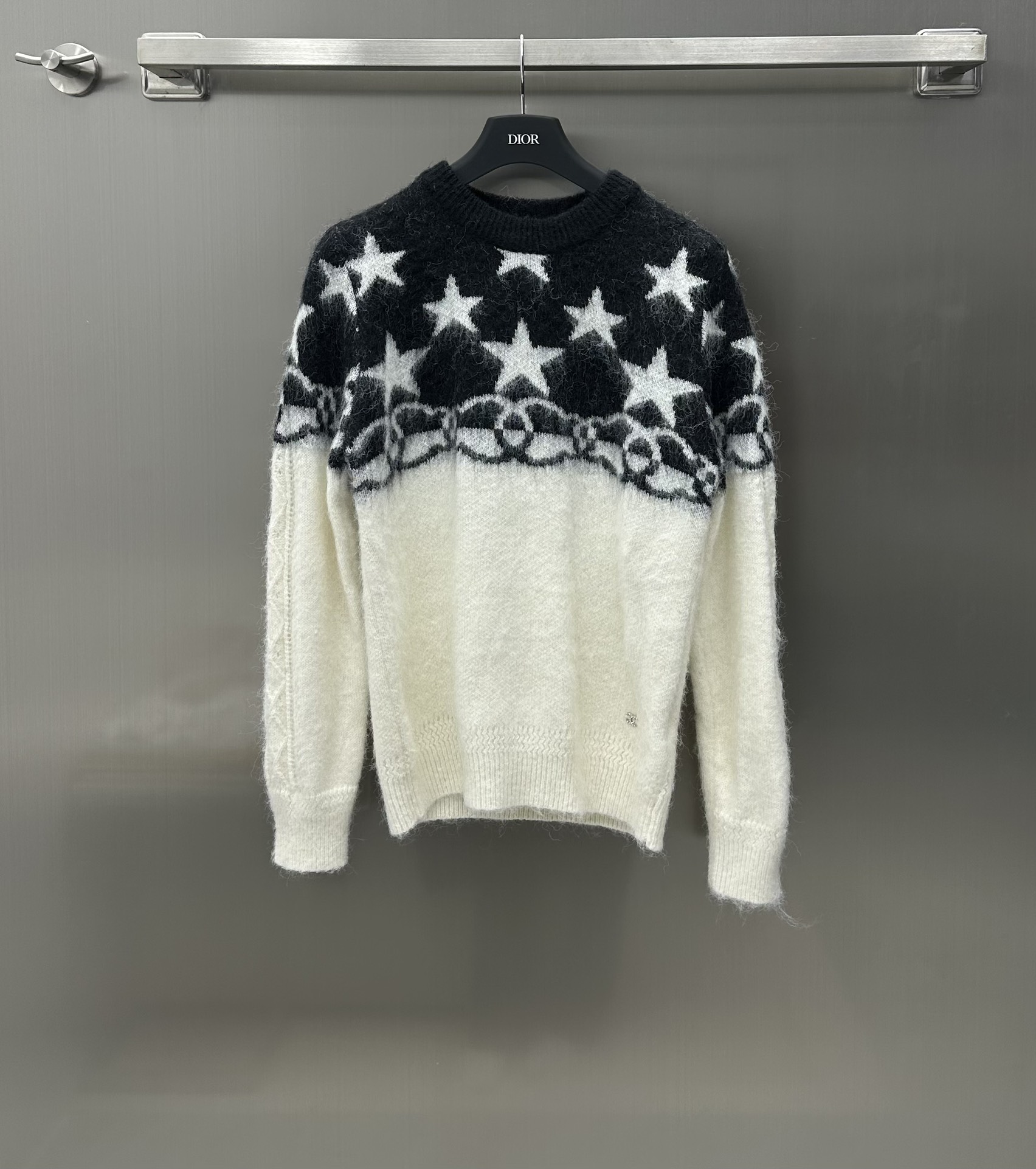 NO:696744,Chane* new product launch star knitted crew neck sweater, custom made of YB imported mohair and wool. The texture is soft and comfortable. It does not stick to the body at all. It shows the long velvet texture of YB. The upper and lower colors collide. Decorated with star crochet patterns. It is fashionable and western. The blessing of embossed particles. The overall design is full of sense. It can be worn both inside and outside in autumn and winter. The upper body is warm and full of temperament. It is a must-have item for autumn and winter. It is more colorful when layered. High version 2 colors  p,,chanel,sweaters,19860909Chane* 新品上架星星针织圆领毛衣定制YB进口马海毛与羊毛材质 质感软糯舒适 一点都不扎身 呈现出YB品相的长绒肌理 上下不同色系碰撞 饰以星星钩花图案装饰 时髦洋气 浮雕颗粒的加持 整体设计感十足 秋冬内搭外穿都 上身气质保暖 气质十足 秋冬必备单品 叠穿更出彩 高版本2色 p,,chanel,sweaters,,Women's clothing