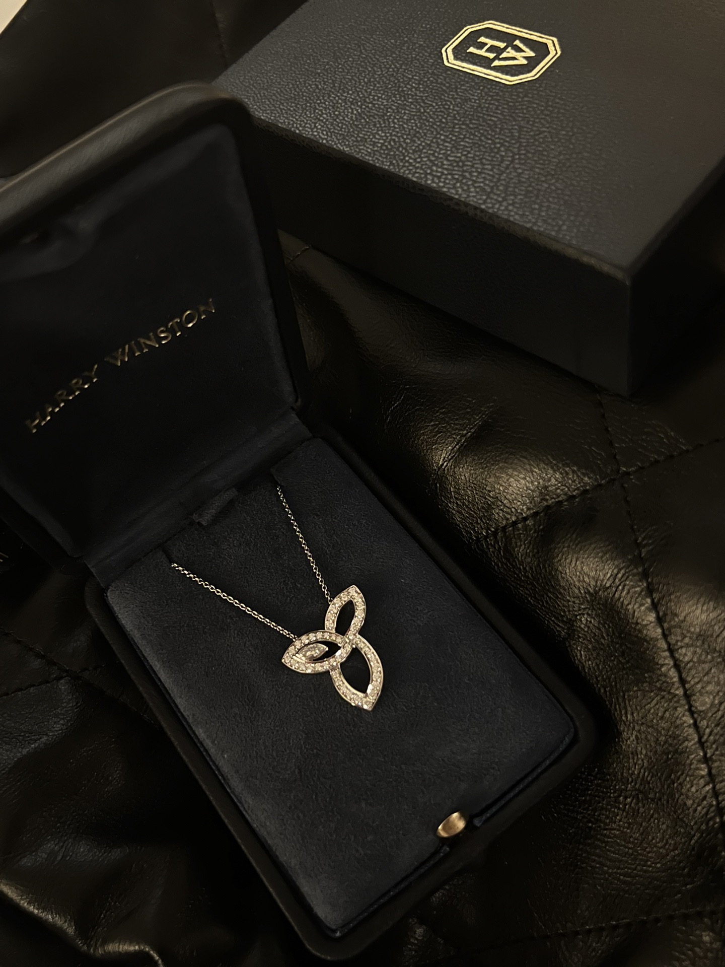 🎈🎈🎈上一件被低估的神仙款式‼️‼️‼️
大气简约的低调白富美 Lily Cluster项链，人见人夸[旺柴]随性又优雅，重点是买回去不吃灰，非常百搭。日常通勤干脆利索，搭配裙装又仙气飘飘。超多仙女小姐姐同款哦。

Hw经典款不敢做埋汰[闭嘴]不管从版型还是细节都欢迎对比推敲，做到媲美真金真钻工艺的一款。吊坠有一个微微错位的结构，比较微妙，但是做到了整个造型就会有层次感，不会平面呆板。铲边镶边细，排石饱满，背面以及镂空部位抛光细致，精品就是拼细节[愉快]
项链通体925银镀金材质，链长40+5cm
不过敏不褪色，作为日常款搭配非常推荐哦！
