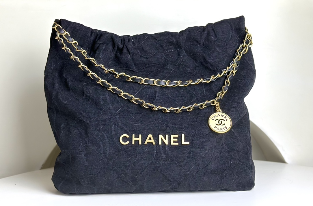 Special purchase for CHANEL Xiaoxiang 23K 22b garbage bag denim camellia + retro hardware Size: 41x38cm 3261