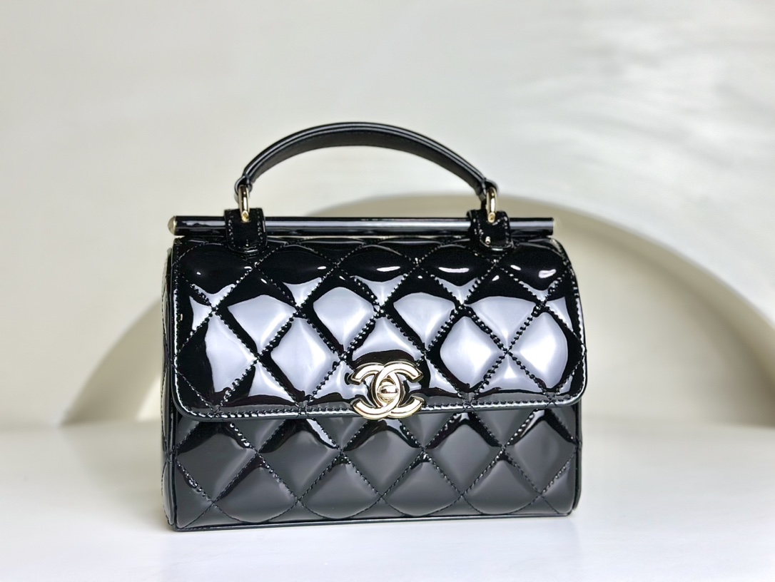 The special CHANEL 23k lacquered cowhide black box for purchase is retro and youthful. The size is very suitable. It can accommodate mobile phone