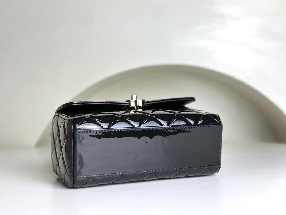 The special CHANEL 23k lacquered cowhide black box for purchase is retro and youthful. The size is very suitable. It can accommodate mobile phone