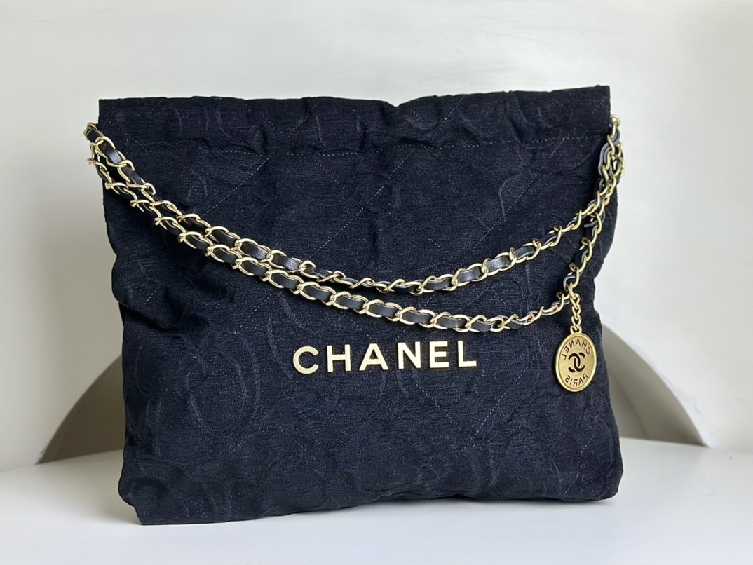 Special purchase for CHANEL 23K 22b garbage bag denim camellia + retro hardware size: 38.5x36cm as3260
