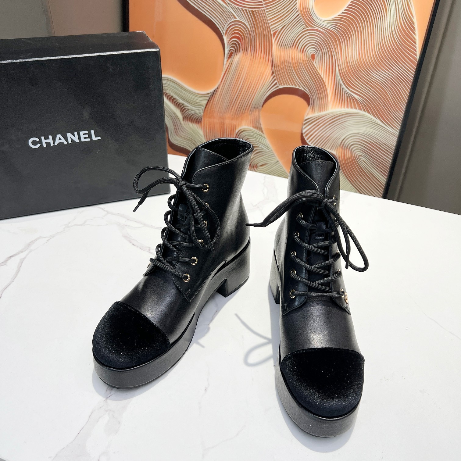 CHANEL.香奈儿新款秋冬短靴.两色同入.材质采用独家原版开模Logo五金扣.鞋面牛皮搭配天鹅绒.内里