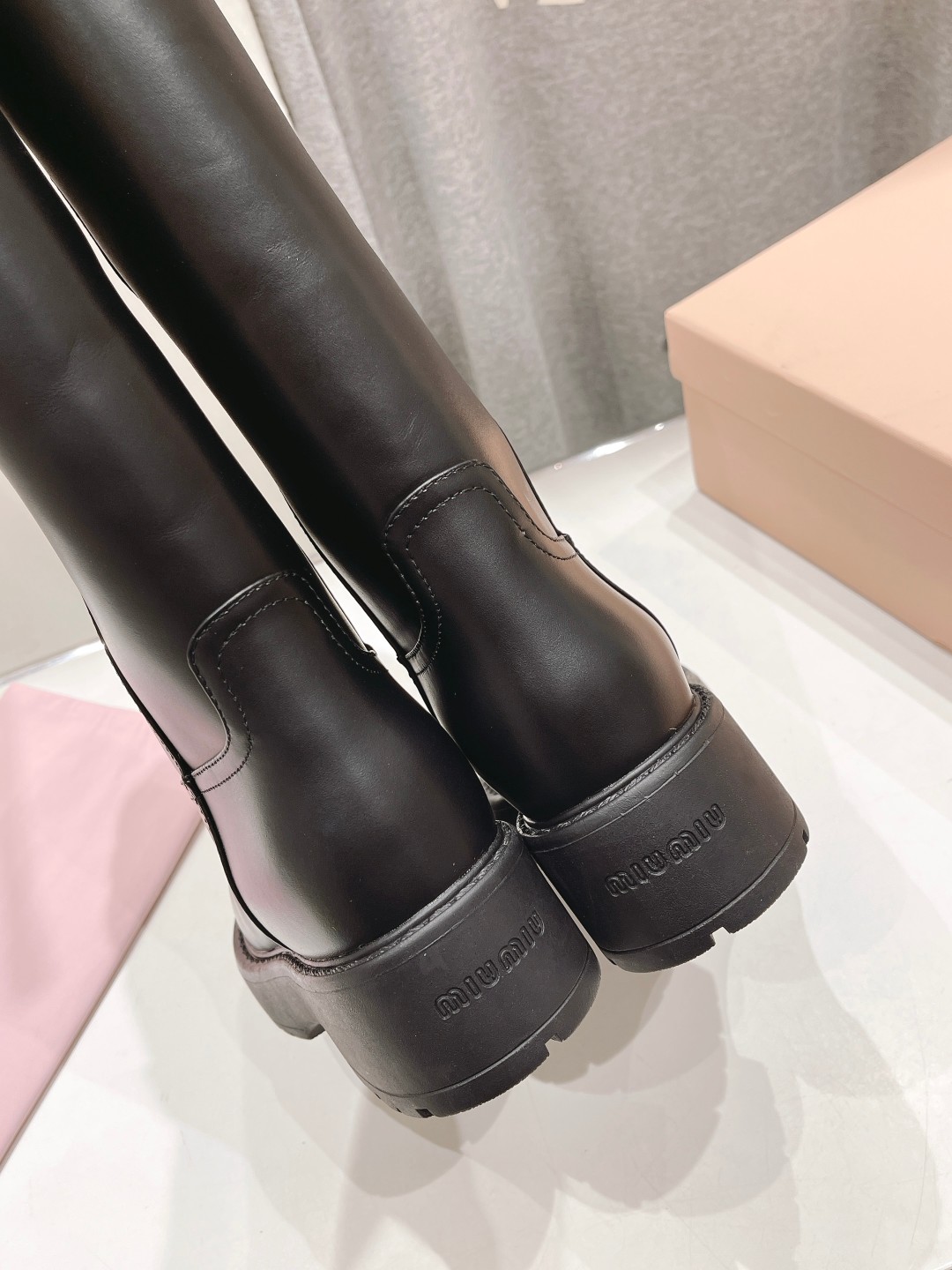高版本出厂   MiuMiu/缪缪F033 26ss秋冬·超大热走秀款·加毛内里厚底防滑长靴毛毛靴 出现在各大时装杂志封