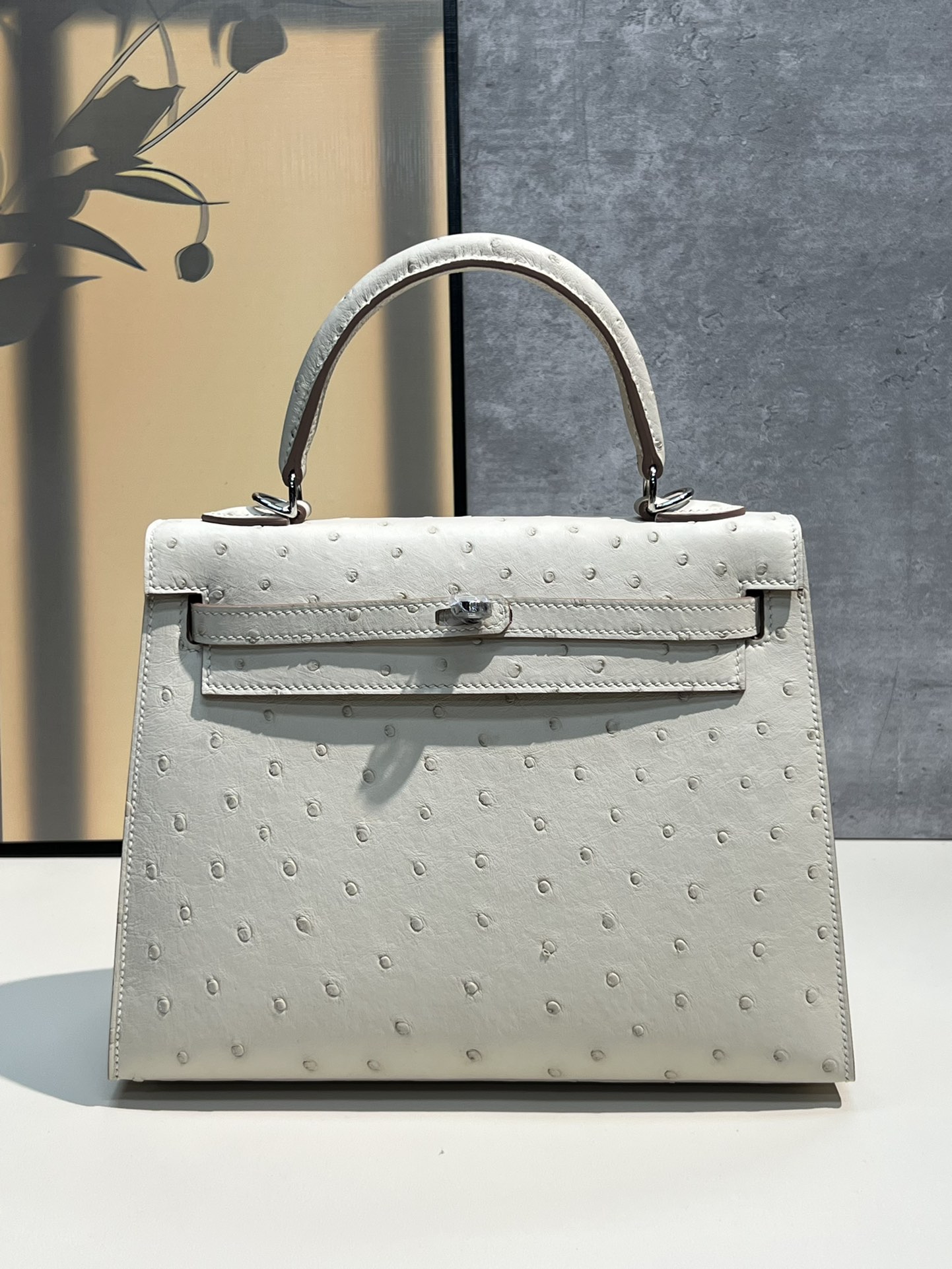 Bolso Kelly de piel de avestruz sudafricana, 25, color blanco batido...