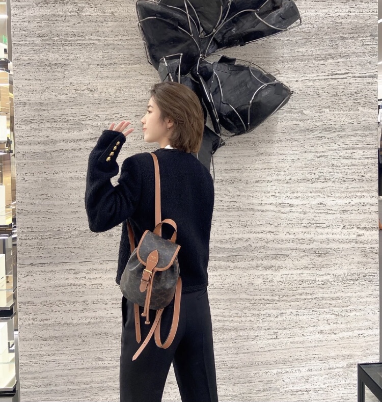 Celine backpack I really like this small backpack, the capacity is still very good, it looks very good, and it is very good-looking