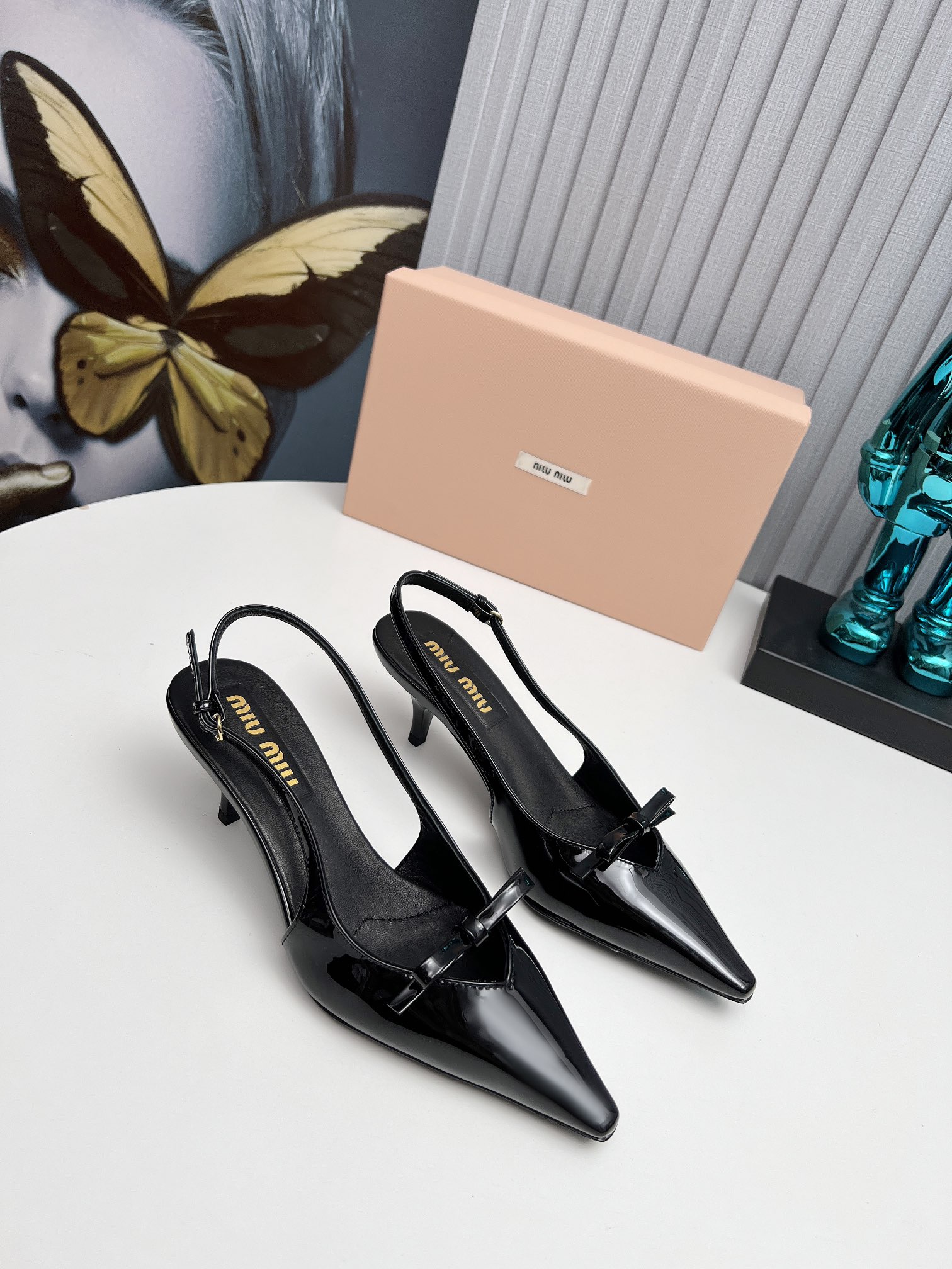 NO:231603,Factory 2025 New new product [MIU MIU] Brand new super beautiful decoration, fashionable and ladylike temperament, two-color splicing, and beautiful colors, with elastic elephant scarf on the outside. It is very convenient to put on the feet. The original last introduced by Italy is the latest last, the shape is very good, the buckle mold is also the original abrasive tool, which is very beautiful, and the shiny flicker can be seen even at night. ——————————————————— 1 The upper is imported patent leather 2 inner lining imported sheepskin inner lining 3 large sole Italian original color privately opened leather outsole Heel height 5.5 4 original pad foot, spot number 35M-39M (34 40 41 42 order not to return or replace)., Sandals single shoes, miumiu, sandals, sheepskin, Leather soles19860909工厂 2025 新款新品【MIU MIU】 全新超美装饰搭配,时尚淑女气质十足 双色拼接 又不乏美艳色彩,外侧附带弹力象巾 上脚非常方便意大利引进的原版楦头是最新楦、出来形体非常好呢、饰扣开模也是原版磨具、非常美就算在夜里也能看出闪闪的闪烁感、 —————————— 1鞋面釆用进口漆皮 2内里进口羊皮内里 3大底意大利原版原色私开模真皮大底 跟高5.5 4原贴垫标脚,现货码数35M-39M（34 40 41 42订不做退不换).,凉鞋单鞋,miumiu,sandals,sheepskin,Leather soles,Women's Shoes