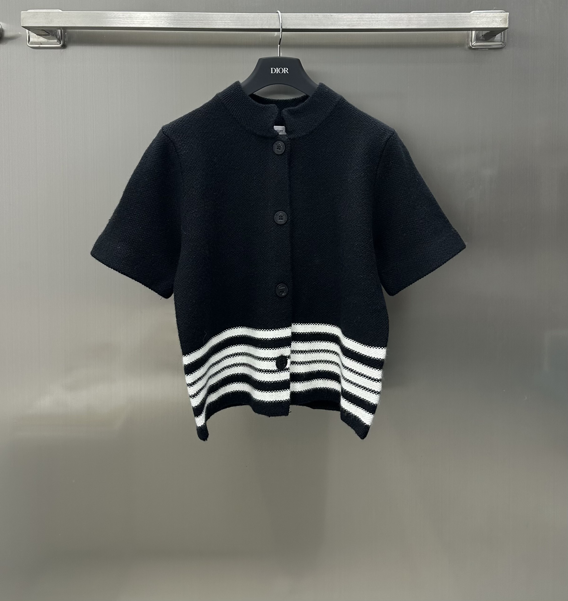 NO:696733,Dio* New Product Arrival Stand Collar Knitted Short-Sleeved Cardigan Customized YB Imported All-Wool Material Knitted Short-Sleeved Cardigan Decorated with Contrasting Color Stripes on the Hem The Letters Echo Decoration on the Back The Overall High-Level Simplicity Stand-Collar Cardigan Cutting Can Be Worn Alone or Layered It is a Single Product That Can Be Weared All Year-round. Fall in love with it. The simple design will not go out of style at all. The upper body is fashionable and high-end. High version 2 colors, dior, T-shirt,19860909Dio* 新品上架立领针织短袖开衫定制YB进口全羊毛材质 针织短袖开衫 饰以下摆条纹撞色 背后字母呼应装饰 整体高级简约 立领开衫剪裁 单穿叠穿都 属于一年四季皆可驾驭的单品 一整个爱上 简约设计 完全不会过时 上身洋气又高级  高版本2色,,dior,T-shirt,,Women's clothing