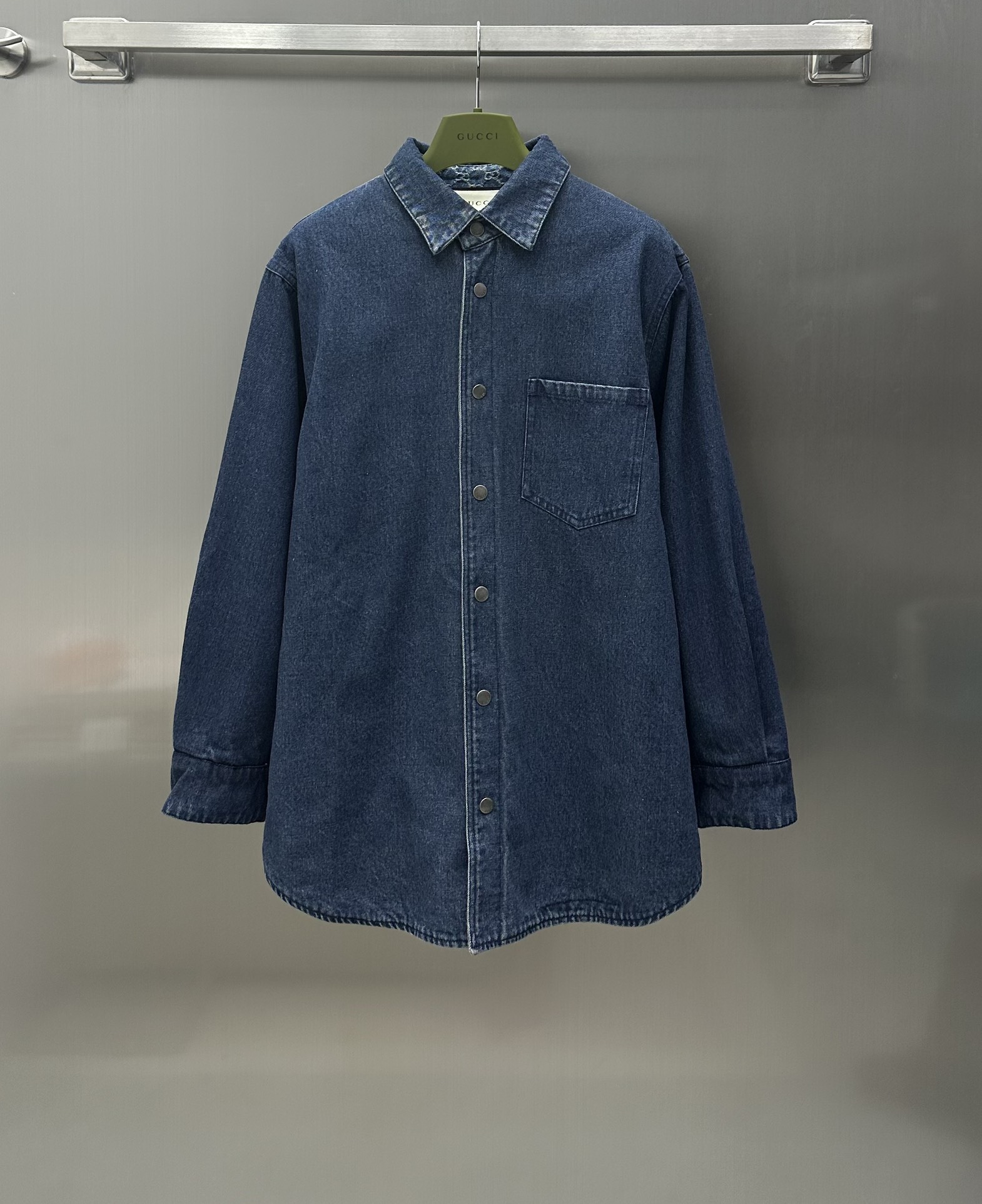 NO:696747,Gucc* new product on the shelves. Reversible denim shirt, customized YB imported twill cotton material. Multiple washes. Soft and comfortable. One side is laser-processed to show the distressed GG pattern. One side is solid color simple denim. Reversible design concept. Fashionable and Western style. Washed denim shirt design. Variety of outfits. American retro style shirt pattern. Can be worn alone or as a jacket. Simple version. High-end fashion. Paired with vest jacket in autumn and winter. Stacked for more color. Casual and fashionable. Same style for men and women.  High version 2 colors,,gucci,jackets & coats,shirts,19860909Gucc* 新品上架两面穿牛仔衬衣定制YB进口斜纹棉材质 多重水洗 柔软舒适 一面激光工艺呈现做旧GG图案 一面纯色简约牛仔衣 双面穿设计理念 可根据需求穿搭 时髦洋气 水洗牛仔衬衫设计 穿搭多样性 美式复古风衬衫版型 可单穿可当外套 简约版型高级时髦 秋冬搭配马甲外套 叠穿更出彩 休闲时髦 男女同款  高版本2色,,gucci,jackets & coats,shirts,,Women's clothing