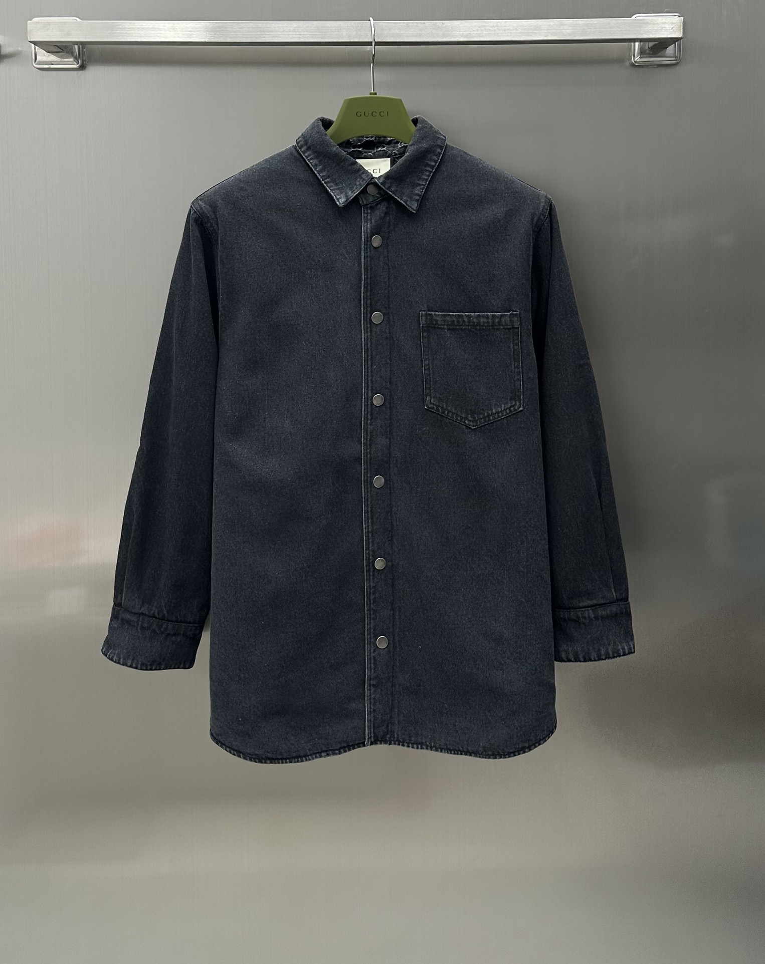 NO:696735,Gucc* new product on the shelves. Reversible denim shirt, customized YB imported twill cotton material. Multiple washes. Soft and comfortable. One side is laser-processed to show the distressed GG pattern. One side is solid color simple denim. Reversible design concept. Fashionable and Western style. Washed denim shirt design. Variety of outfits. American retro style shirt pattern. Can be worn alone or as a jacket. Simple version. High-end fashion. Paired with vest jacket in autumn and winter. Stacked for more color. Casual and fashionable. Same style for men and women.  High version 2 colors,,gucci,jackets & coats,shirts,19860909Gucc* 新品上架两面穿牛仔衬衣定制YB进口斜纹棉材质 多重水洗 柔软舒适 一面激光工艺呈现做旧GG图案 一面纯色简约牛仔衣 双面穿设计理念 可根据需求穿搭 时髦洋气 水洗牛仔衬衫设计 穿搭多样性 美式复古风衬衫版型 可单穿可当外套 简约版型高级时髦 秋冬搭配马甲外套 叠穿更出彩 休闲时髦 男女同款  高版本2色,,gucci,jackets & coats,shirts,,Women's clothing