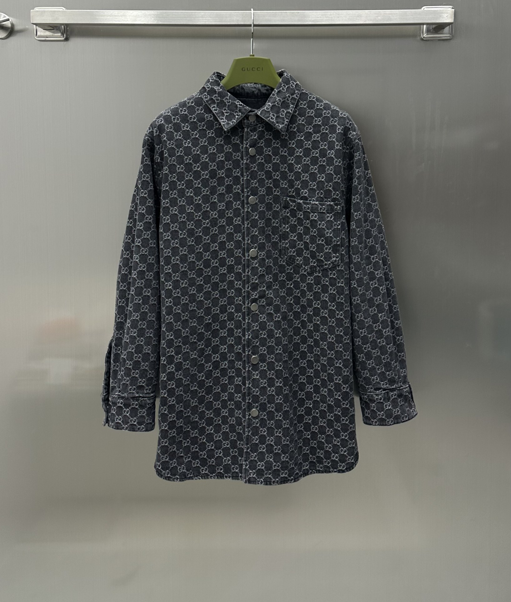 NO:696723,Gucc* new product on the shelves. Reversible denim shirt, customized YB imported twill cotton material. Multiple washes. Soft and comfortable. One side is laser-processed to show the distressed GG pattern. One side is solid color simple denim. Reversible design concept. Fashionable and Western style. Washed denim shirt design. Variety of outfits. American retro style shirt pattern. Can be worn alone or as a jacket. Simple version. High-end fashion. Paired with vest jacket in autumn and winter. Stacked for more color. Casual and fashionable. Same style for men and women.  High version 2 colors,,gucci,jackets & coats,shirts,19860909Gucc* 新品上架两面穿牛仔衬衣定制YB进口斜纹棉材质 多重水洗 柔软舒适 一面激光工艺呈现做旧GG图案 一面纯色简约牛仔衣 双面穿设计理念 可根据需求穿搭 时髦洋气 水洗牛仔衬衫设计 穿搭多样性 美式复古风衬衫版型 可单穿可当外套 简约版型高级时髦 秋冬搭配马甲外套 叠穿更出彩 休闲时髦 男女同款  高版本2色,,gucci,jackets & coats,shirts,,Women's clothing