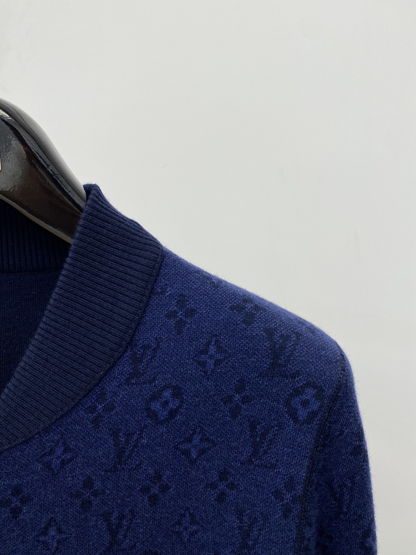 路易威登2023新品羊毛衣双面穿外套具有手感细腻柔软可直接与肌肤接触让暖心的纱线变化出细腻的质感顶级工艺