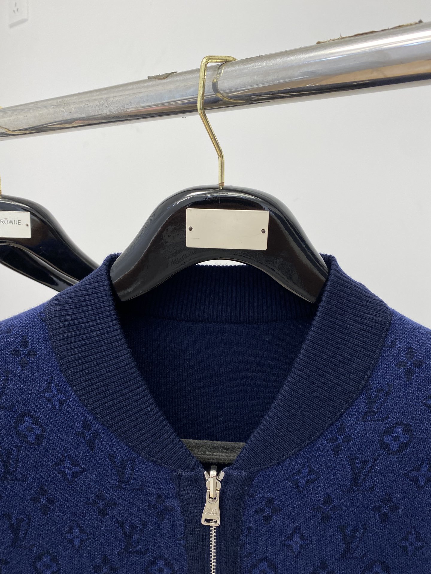 路易威登2023新品羊毛衣双面穿外套具有手感细腻柔软可直接与肌肤接触让暖心的纱线变化出细腻的质感顶级工艺