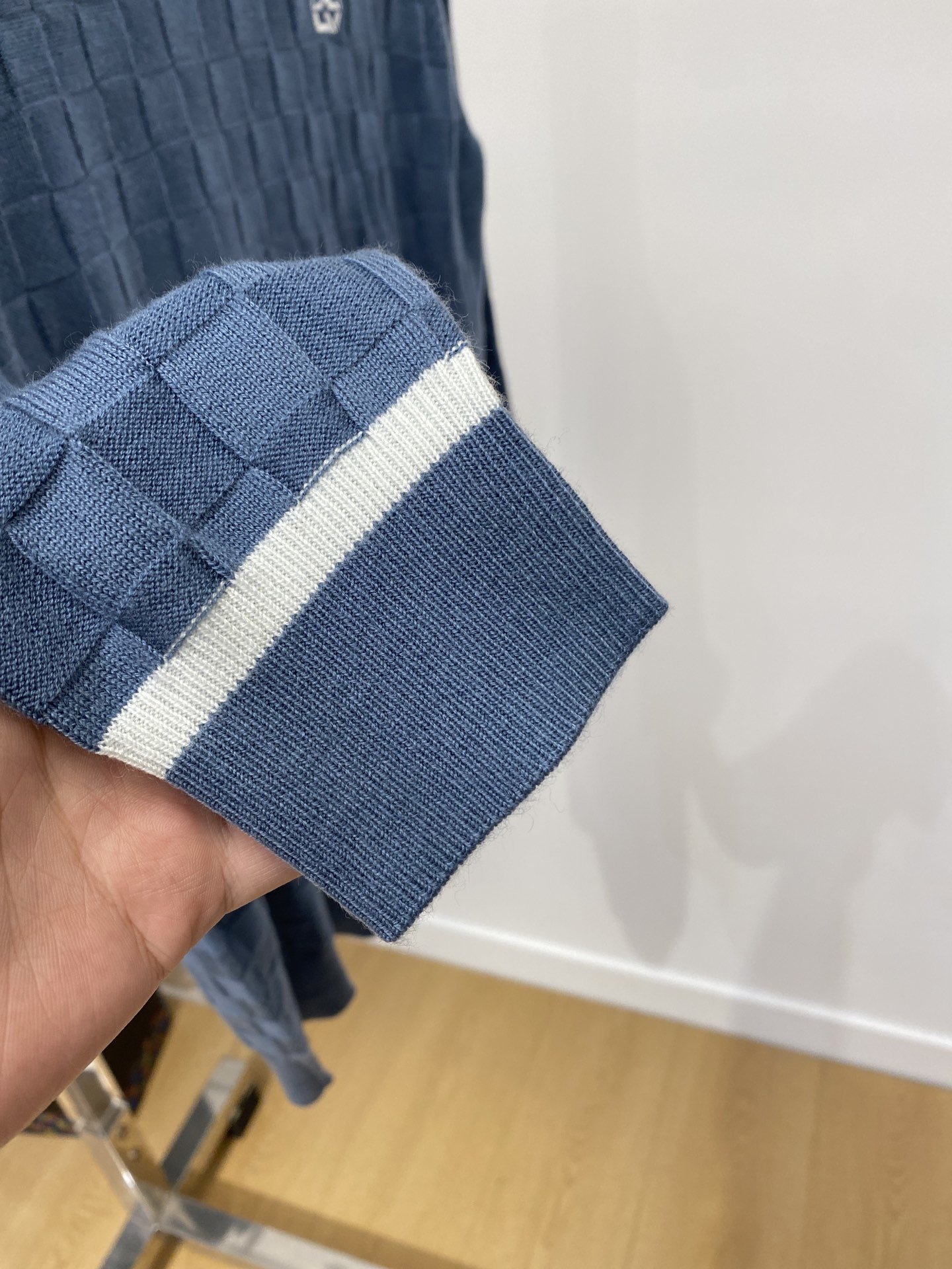 路易威登2023新品羊毛衣具有手感细腻柔软可直接与肌肤接触让暖心的纱线变化出细腻的质感顶级工艺极具特色出