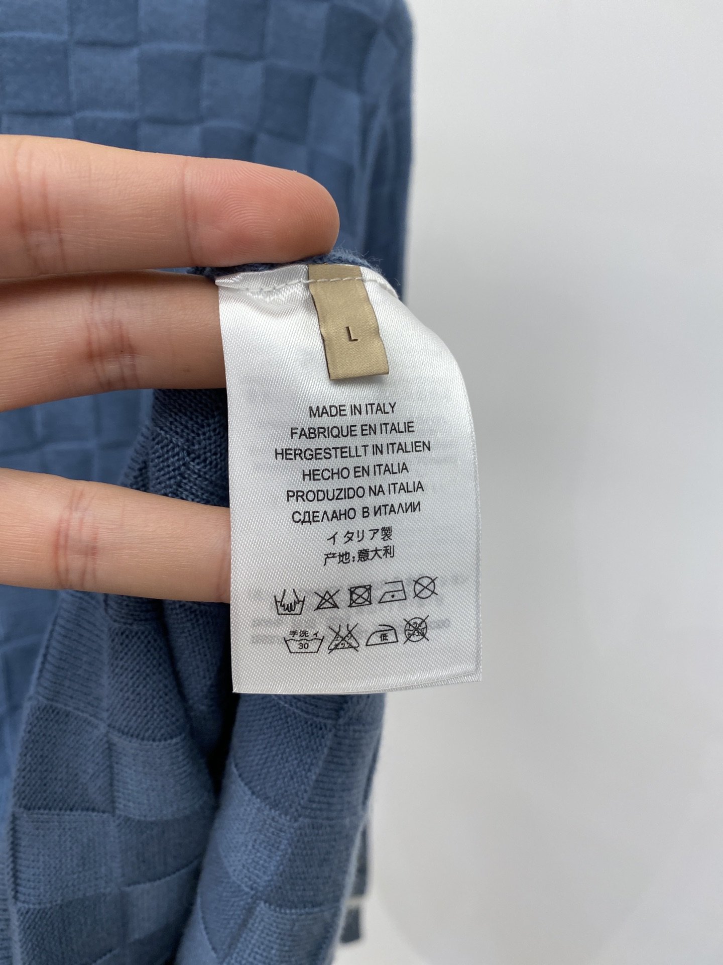 路易威登2023新品羊毛衣具有手感细腻柔软可直接与肌肤接触让暖心的纱线变化出细腻的质感顶级工艺极具特色出