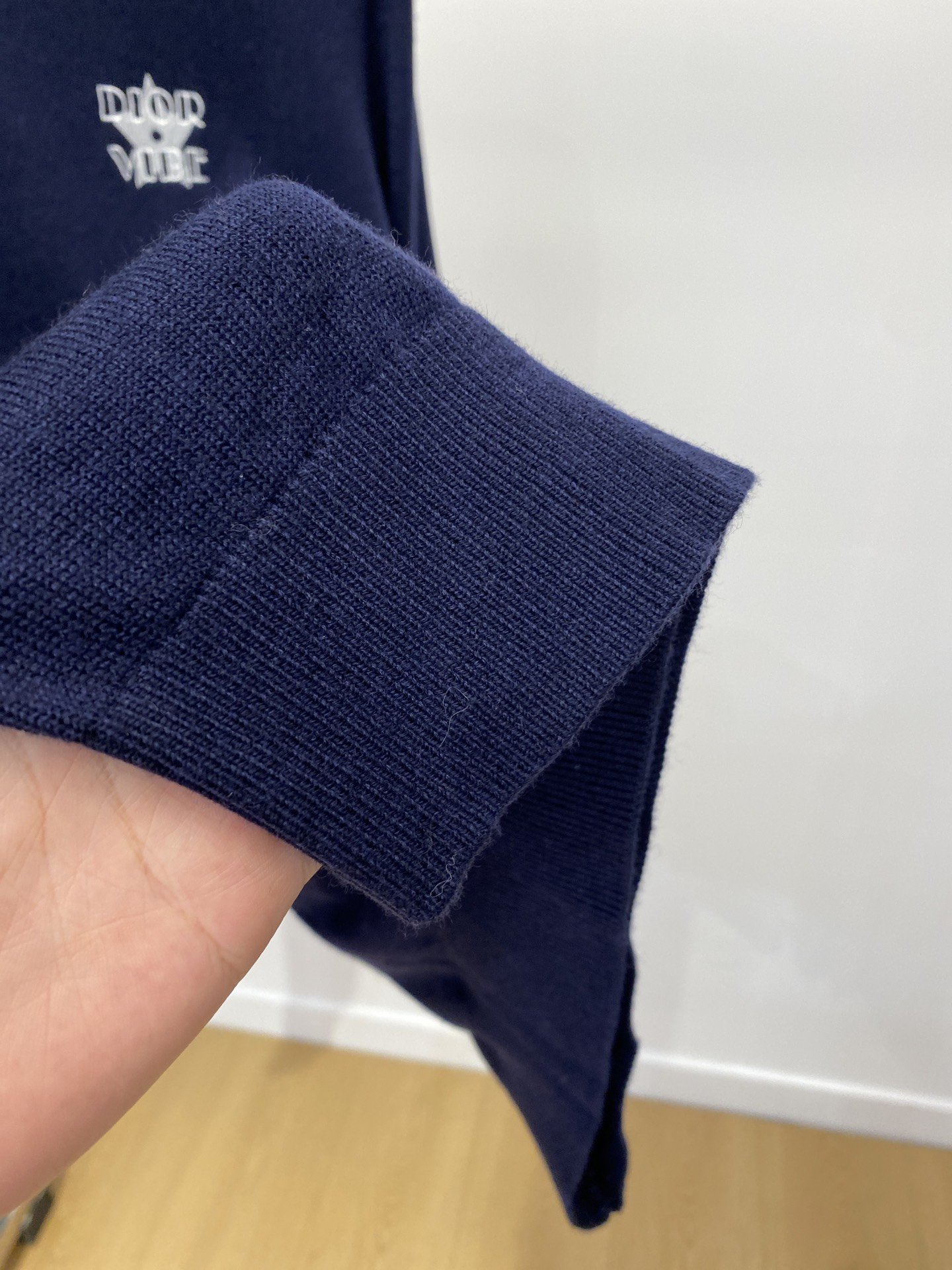 迪奥2023新品羊毛衣具有手感细腻柔软可直接与肌肤接触让暖心的纱线变化出细腻的质感顶级工艺极具特色出彩款
