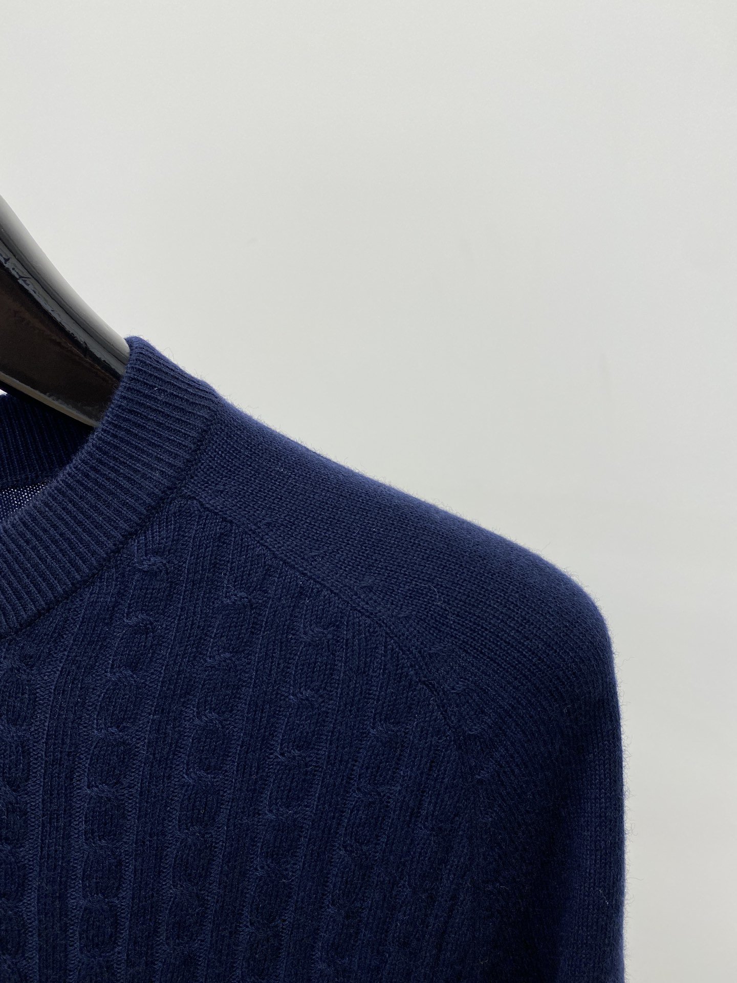 古奇2023新品羊毛衣具有手感细腻柔软可直接与肌肤接触让暖心的纱线变化出细腻的质感顶级工艺极具特色出彩款