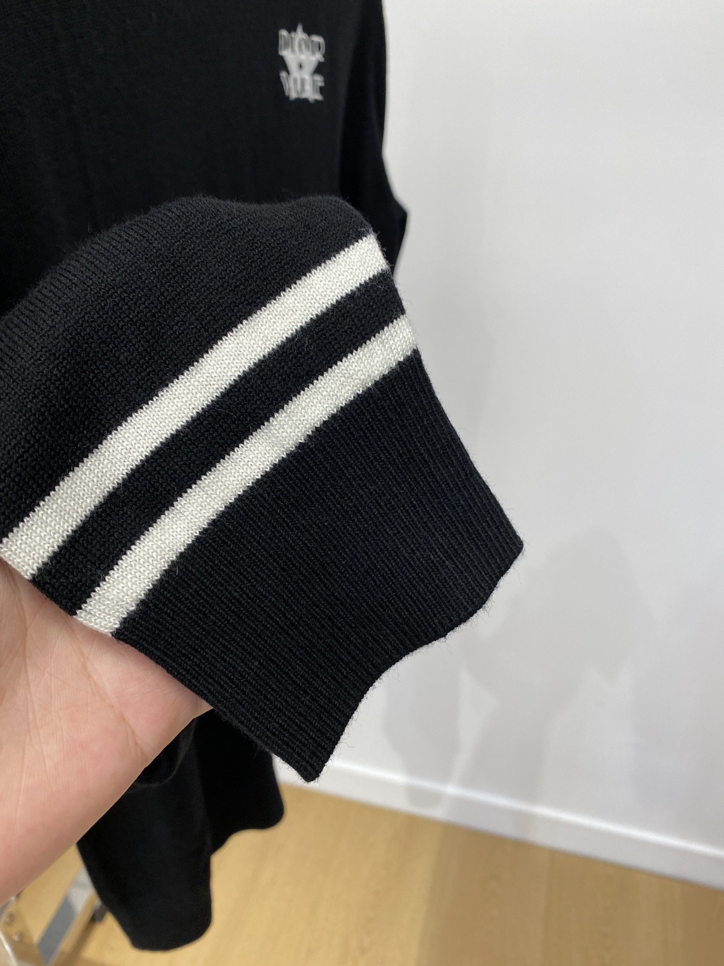 迪奥2023新品羊毛衣具有手感细腻柔软可直接与肌肤接触让暖心的纱线变化出细腻的质感顶级工艺极具特色出彩款