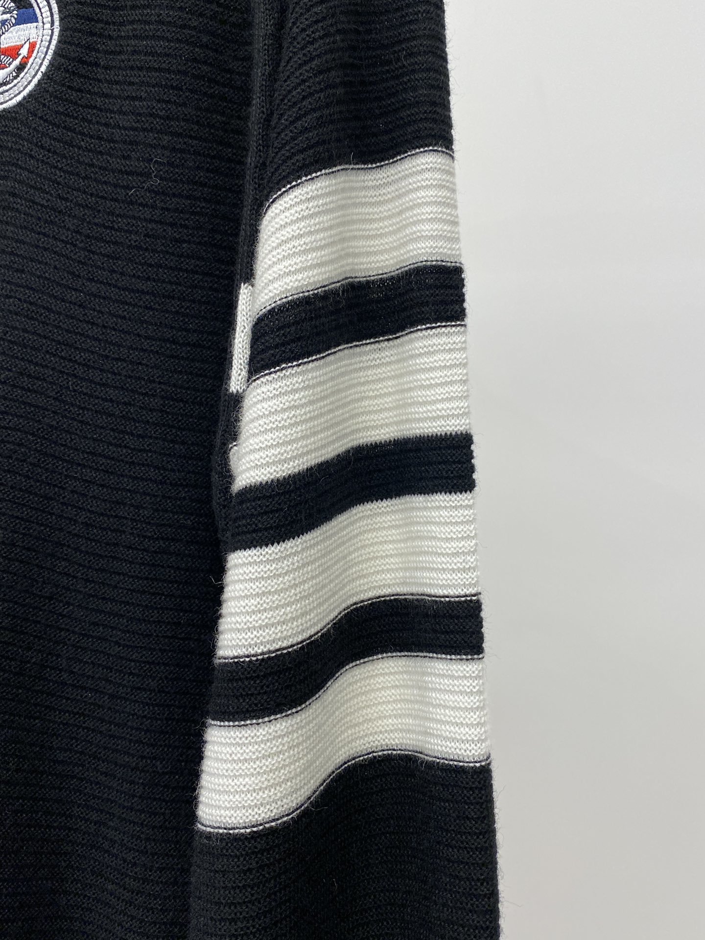 TB2023新品羊毛衣具有手感细腻柔软可直接与肌肤接触让暖心的纱线变化出细腻的质感顶级工艺极具特色出彩款