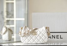 Chanel Crossbody & Shoulder Bags White Vintage Gold Calfskin Cowhide Fall/Winter Collection Underarm
