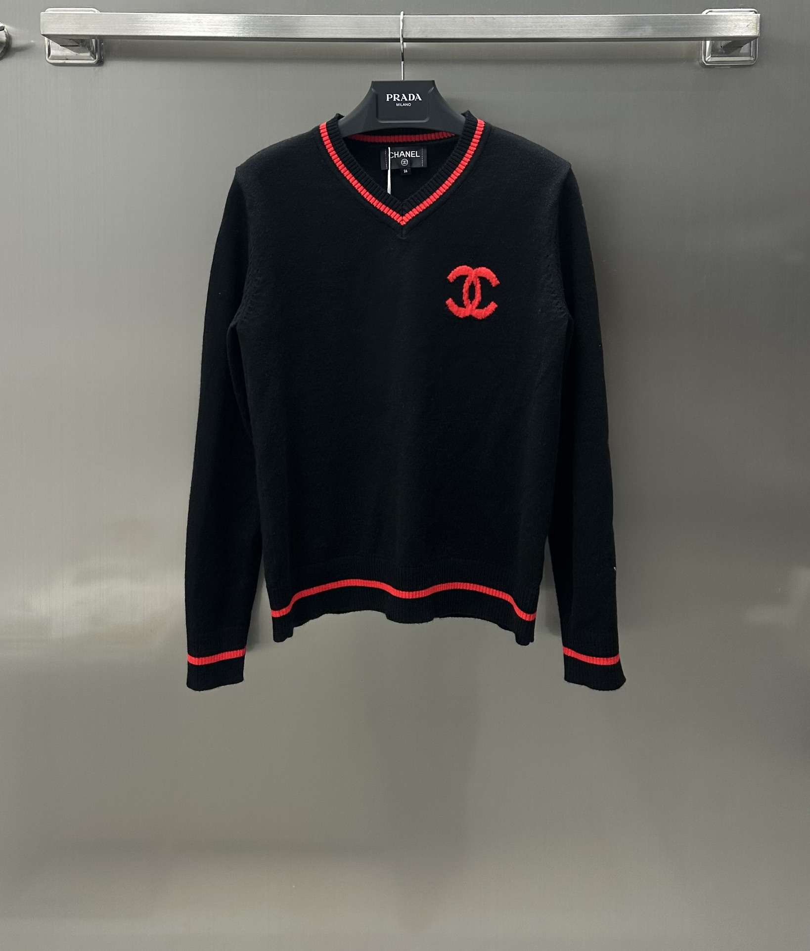 NO:696713,Chane* new arrivals, contrasting color knit tops, custom-made imported wool material, regular woolen sweater top, high-end and simple, solid color with embroidery pattern decoration, classic and practical, fashionable with skirts, casual and advanced with pants, embroidery pattern on the chest echoes the contrasting color of the collar, details show quality, black is versatile and durable, red shows white temperament, meets different needs, different styles, an indispensable item for autumn and winter, very high appearance rate, high version 2 colors, chanel, skirts,19860909Chane* 新品上架撞色针织上衣定制进口羊毛材质 常规羊毛衫上身高级简约 纯色搭配刺绣图案装饰 经典实穿 搭配裙子时髦洋气 搭配裤子休闲高级 胸前刺绣图案呼应领边撞色 细节呈现品质 黑色百搭耐看 红色显白气质 满足不同需求 不一样风格 秋冬不可或缺的单品 出镜率极高  高版本2色,,chanel,skirts,,Women's clothing