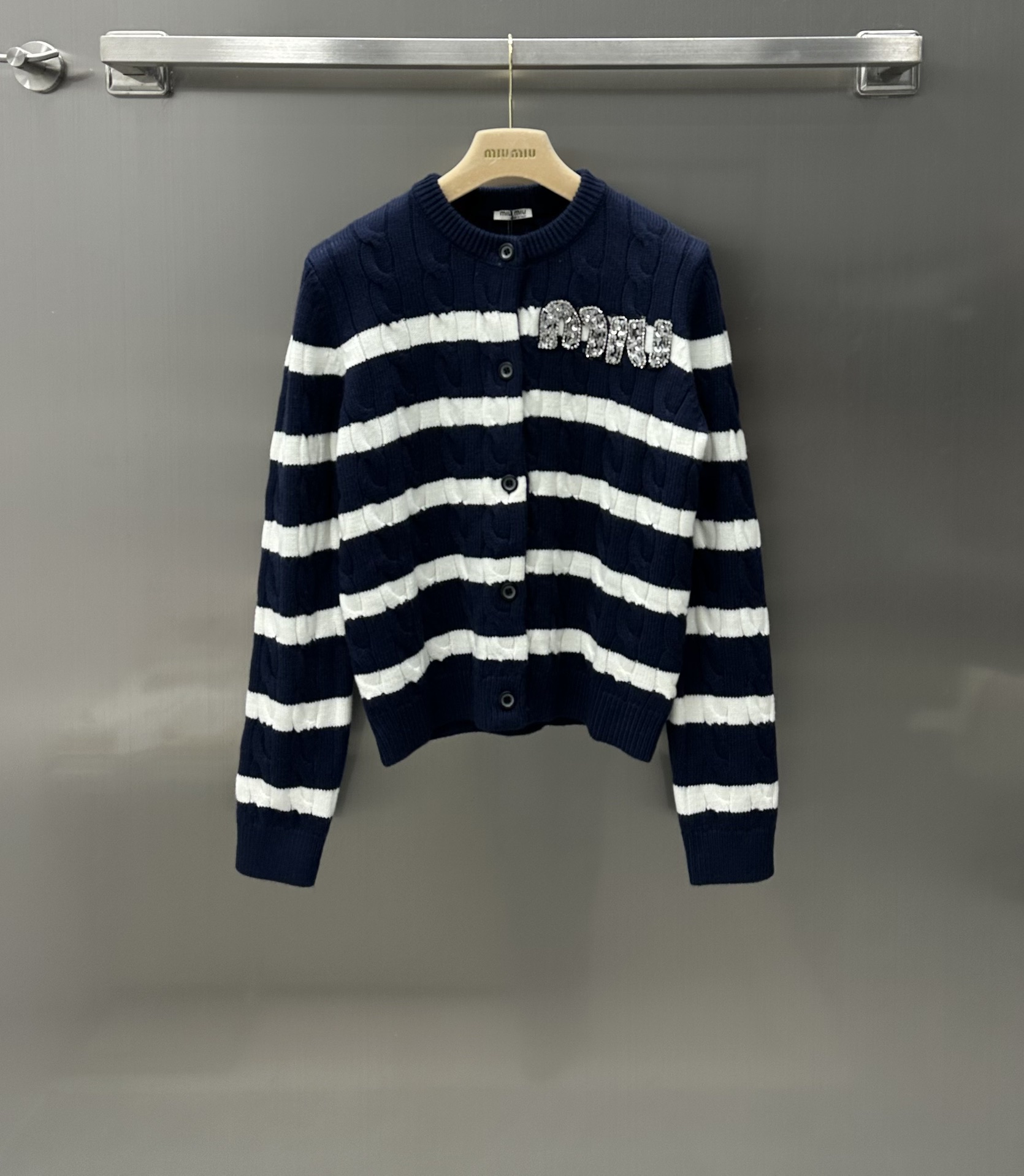 NO:696727,Miumi* New Arrival Knitted Striped Cardigan Customized Wool Knit Material Decorated with Striped Texture Presented with Heavy Rhinestone Letter Logo Decoration on the Chest The Overall High-Level Simplicity Round-Neck Cardigan Cut Can Be Weared Alone or Layered It is an item that can be worn all year round. Simple design will not go out of style at all. The upper body is fashionable and high-end. High version 2 colors,,miumiu,19860909Miumi* 新品上架针织条纹开衫定制羊毛针织材质 饰以条纹肌理呈现 胸前重工水钻字母标识装饰 整体高级简约 圆领开衫剪裁 单穿叠穿都 属于一年四季皆可驾驭的单品 简约设计 完全不会过时 上身洋气又高级 高版本2色,,miumiu,,Women's clothing