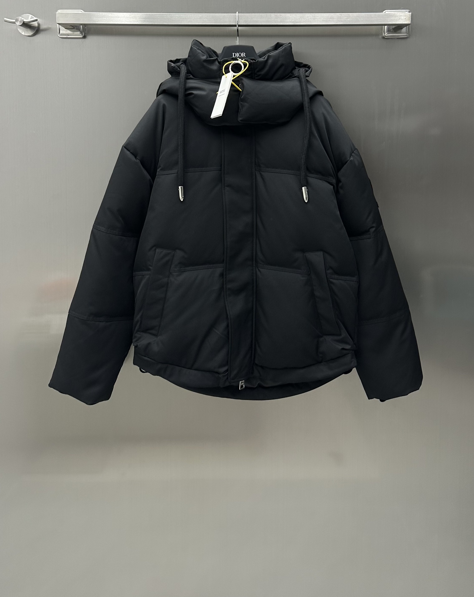 NO:696711,Equipped with dust bag AMI* New arrival hooded down jacket customized by YB imported exclusive windproof and waterproof material texture and luster Large horizontal line striped texture Visually slimmer Hooded design allows for more diversified outfits Brand seal decoration on the side of the sleeves Details show a full sense of design YB developed to make ready-to-wear more practical and warm Customized all-round accessories High-end quality visible to the naked eye Hat with adjustable stand-up collar and head circumference thoughtfully prepared for every step to keep out the cold in autumn and winter Bread-down design concept  Create a comfortable and warm outfit with a high-end sense of fashion. Let down jackets get rid of the traditional bloat and earthy smell. Down filling standard: national standard 90. Down filling material: white duck down. High version 3 colors, down jacket, hats,19860909配防尘袋AMI* 新品上架连帽羽绒服定制YB进口专属防风防水材质质感光泽 大横线压条肌理 视觉更为显瘦 连帽设计 让穿搭更为多样化 袖子侧边品牌章仔装饰 细节呈现满满设计感 YB开发 让成衣更为实穿保暖 定制全方位面辅料 肉眼可见的高级品质 帽子可调节立领头围 贴心为秋冬御寒做好每一步 面包羽绒设计理念 打造舒适保暖穿搭 高级时髦感拿捏住 让羽绒服摆脱传统的臃肿与土味 充绒标准:国标90 充绒物:白鸭绒 高版本3色,,down jacket,hats,,Women's clothing