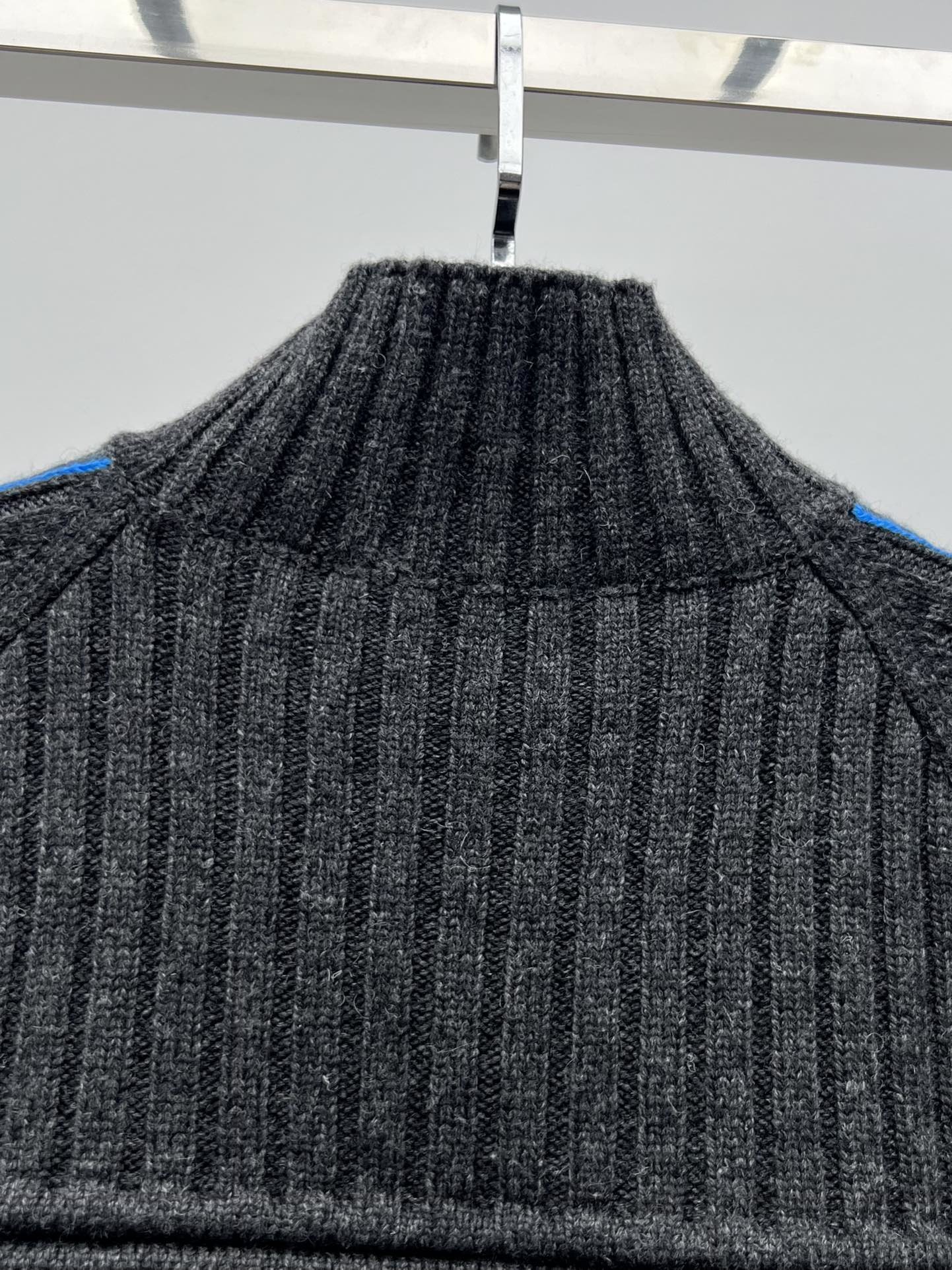 LOUISVUITTO*撞色细节套头毛衣秋冬新款ski系列本款高领毛衣以舒适厚重的羊绒罗纹针织打造肩部和