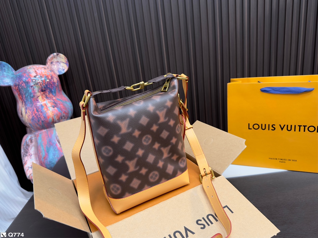 Louis Vuitton AAA
 Bucket Bags Fall/Winter Collection