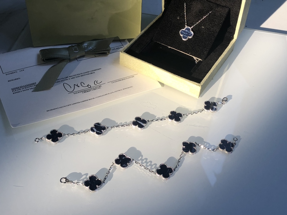 NO:101738,VCA new Peter Stone Five Flower Bracelet/necklace is coming in full swing Peter Stone Four-leaf Crocodile Necklace, Vca Bracelet, necklace, bracelet19860909VCA新款彼得石五花手链/项链火爆来袭  彼得石四叶草 锁骨项链,Vca手链,necklace,bracelet,Jewelry