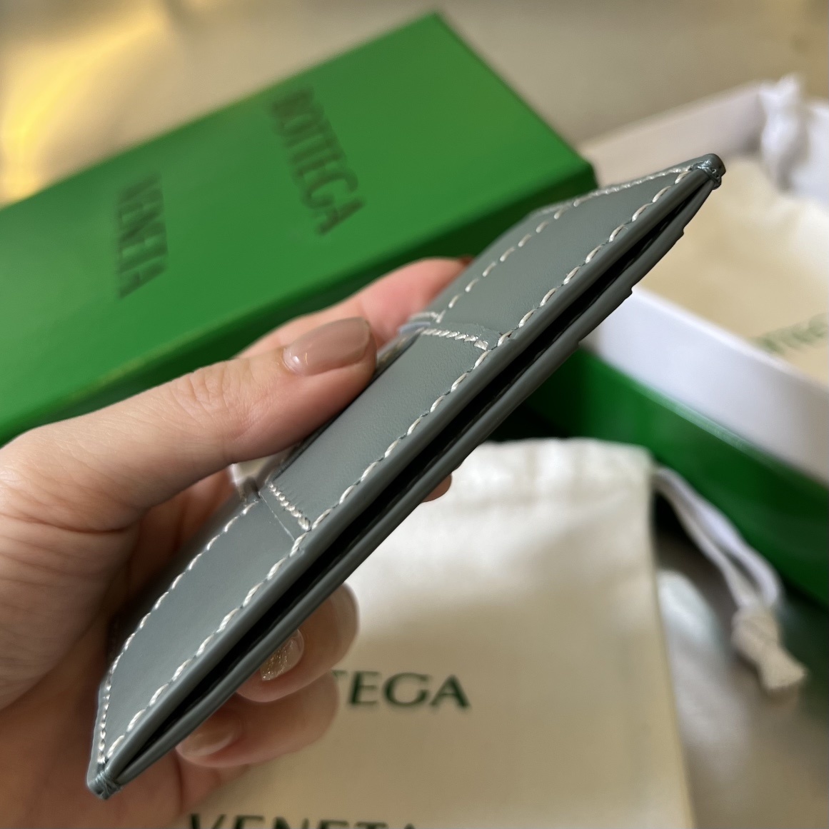 #BV新款大编格缝线卡包748052️️真的太有设计感了牛皮质感很高级小巧轻薄易携带直接揣兜里或者放小包