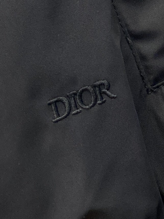 迪奥2023新品夹克外套时尚帅气简约百搭款衣下精致刺绣字母logo定制原版面料不仅挺括保持潮流的廓形又穿