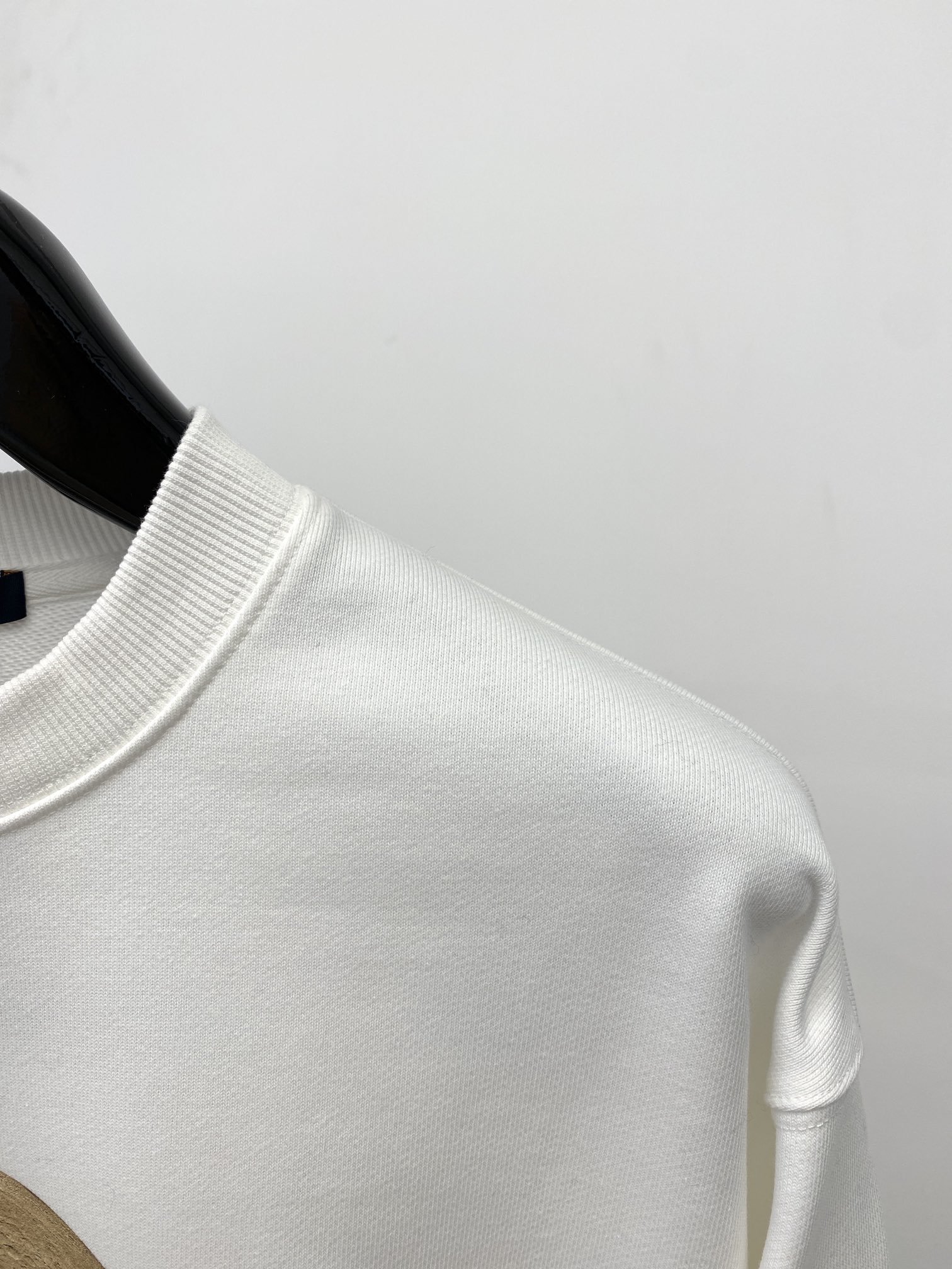 路易威登2023新品卫衣胸前顶级印花字母图案logo帅气时尚简约百搭款面料棉不仅挺括保持潮流的廓形又穿着