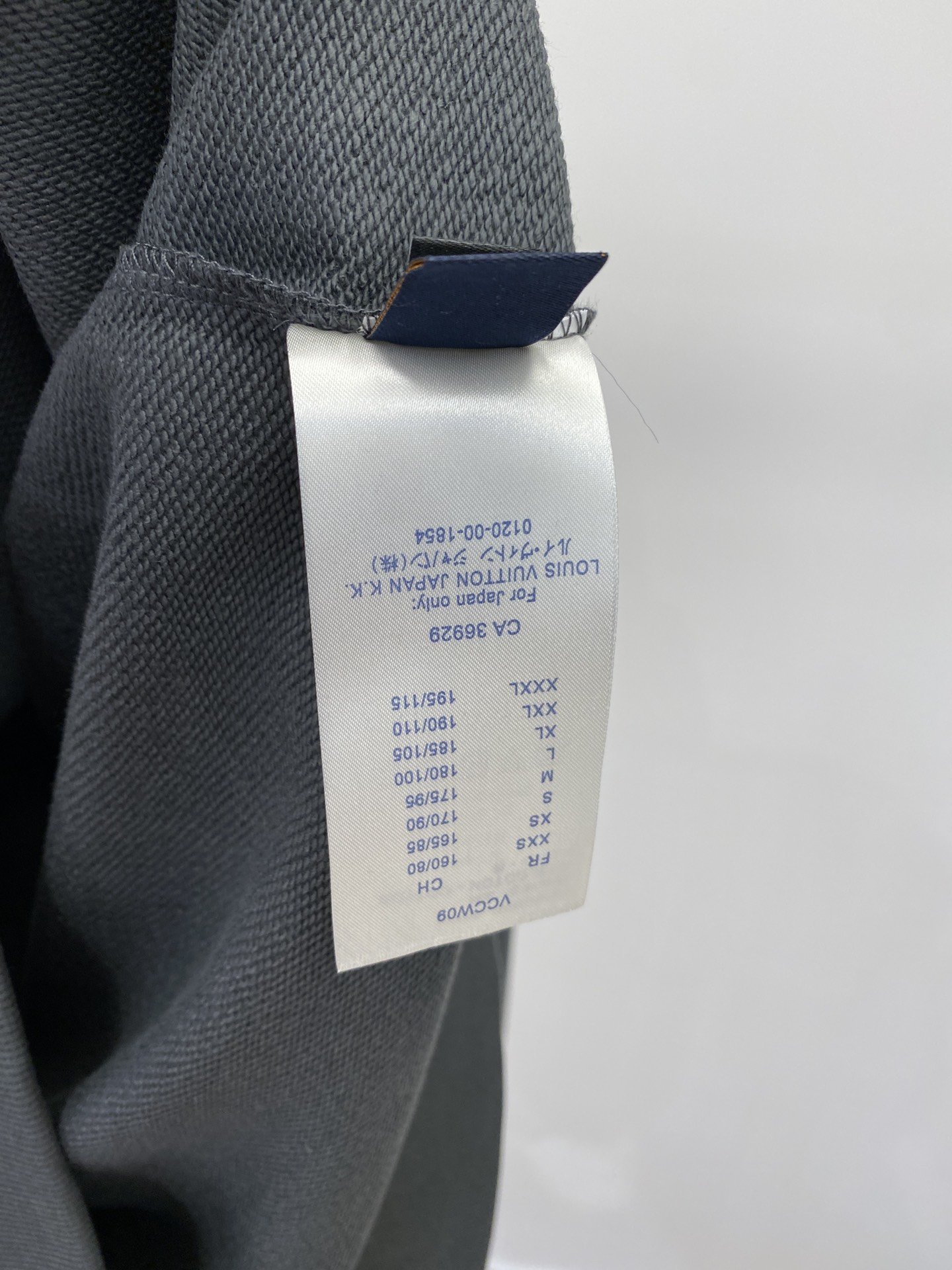 路易威登2023新品卫衣胸前顶级印花字母图案logo帅气时尚简约百搭款面料棉不仅挺括保持潮流的廓形又穿着