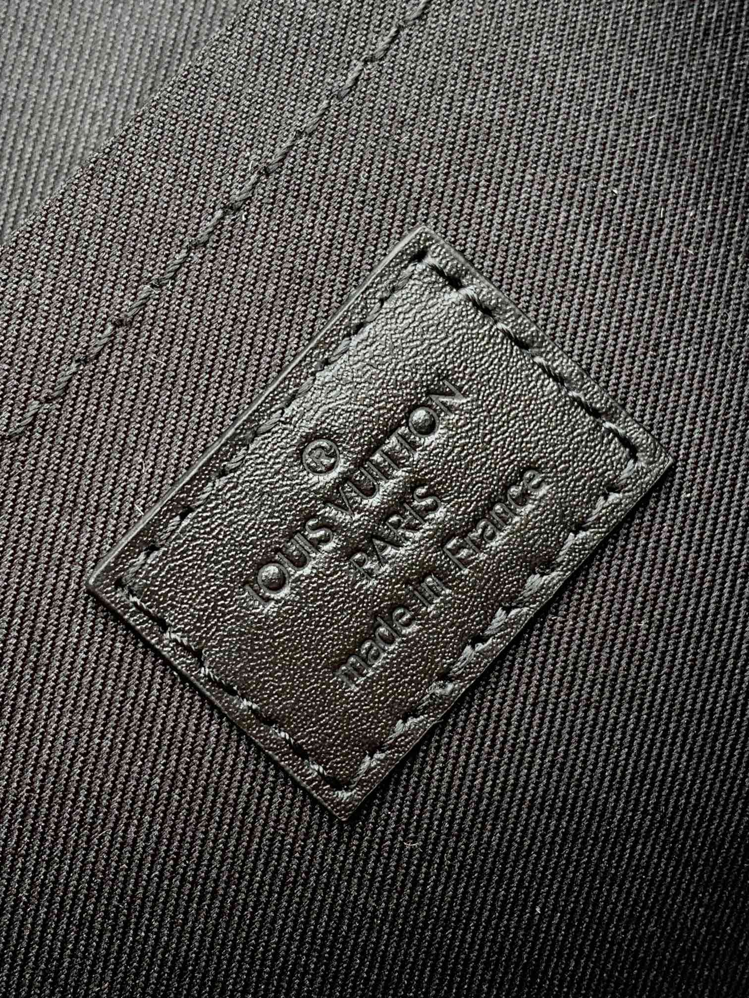 p540💰【163c01 芯片】 顶级原单M46794黑花M23741压花
S-Cape 邮差包取材 Monogram 黑花 Taurillon 皮革，新颖开合设计回溯 Georges Vuitton 于 1886 年打造的 S-lock 锁扣。可调节宽幅提花肩带织入路易威登标识，实现肩背和斜挎体验。
28 x 16 x 10 厘米(长度 x 高 x 宽)