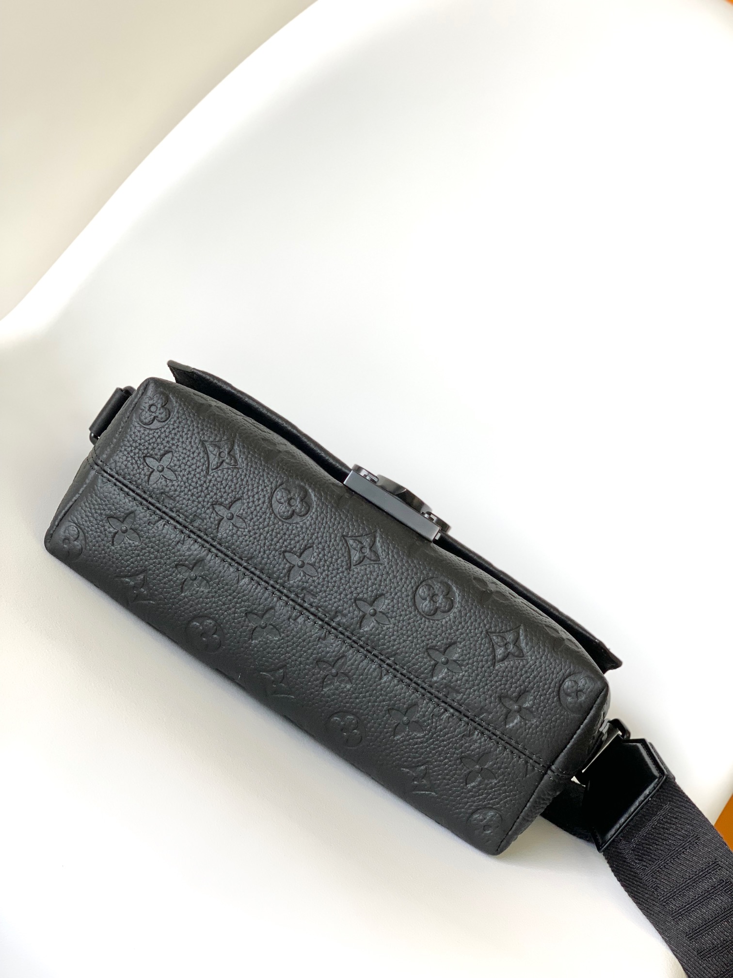 p540💰【163c01 芯片】 顶级原单M46794黑花M23741压花
S-Cape 邮差包取材 Monogram 黑花 Taurillon 皮革，新颖开合设计回溯 Georges Vuitton 于 1886 年打造的 S-lock 锁扣。可调节宽幅提花肩带织入路易威登标识，实现肩背和斜挎体验。
28 x 16 x 10 厘米(长度 x 高 x 宽)