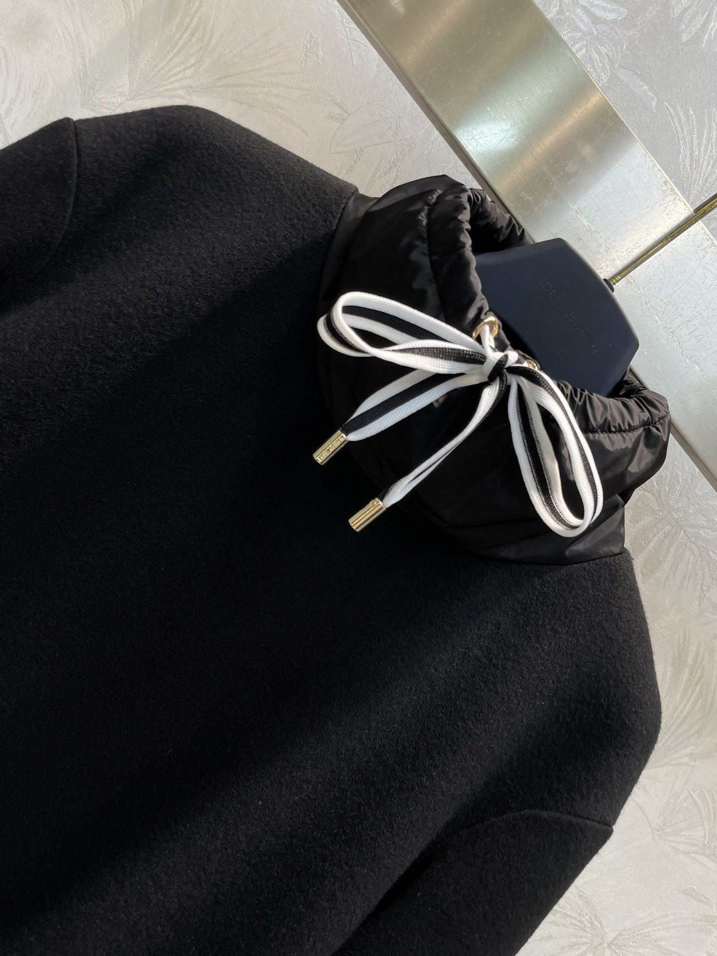 L家23秋冬新款雪花标识立领套头上衣拼接设计腰间配有抽绳可收腰调节轻盈的尼龙嵌片高领袖口和腰部的实用抽绳