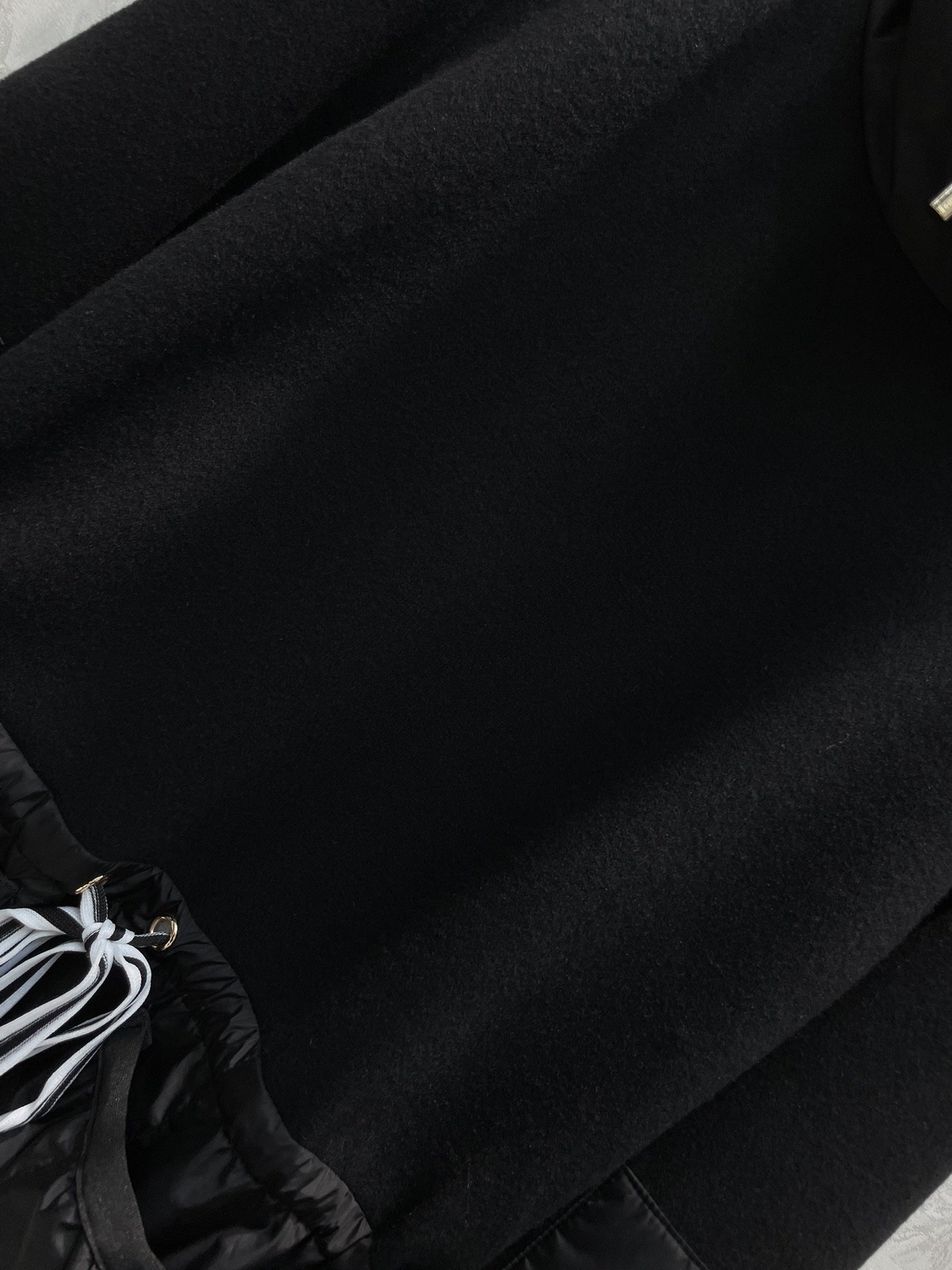 L家23秋冬新款雪花标识立领套头上衣拼接设计腰间配有抽绳可收腰调节轻盈的尼龙嵌片高领袖口和腰部的实用抽绳