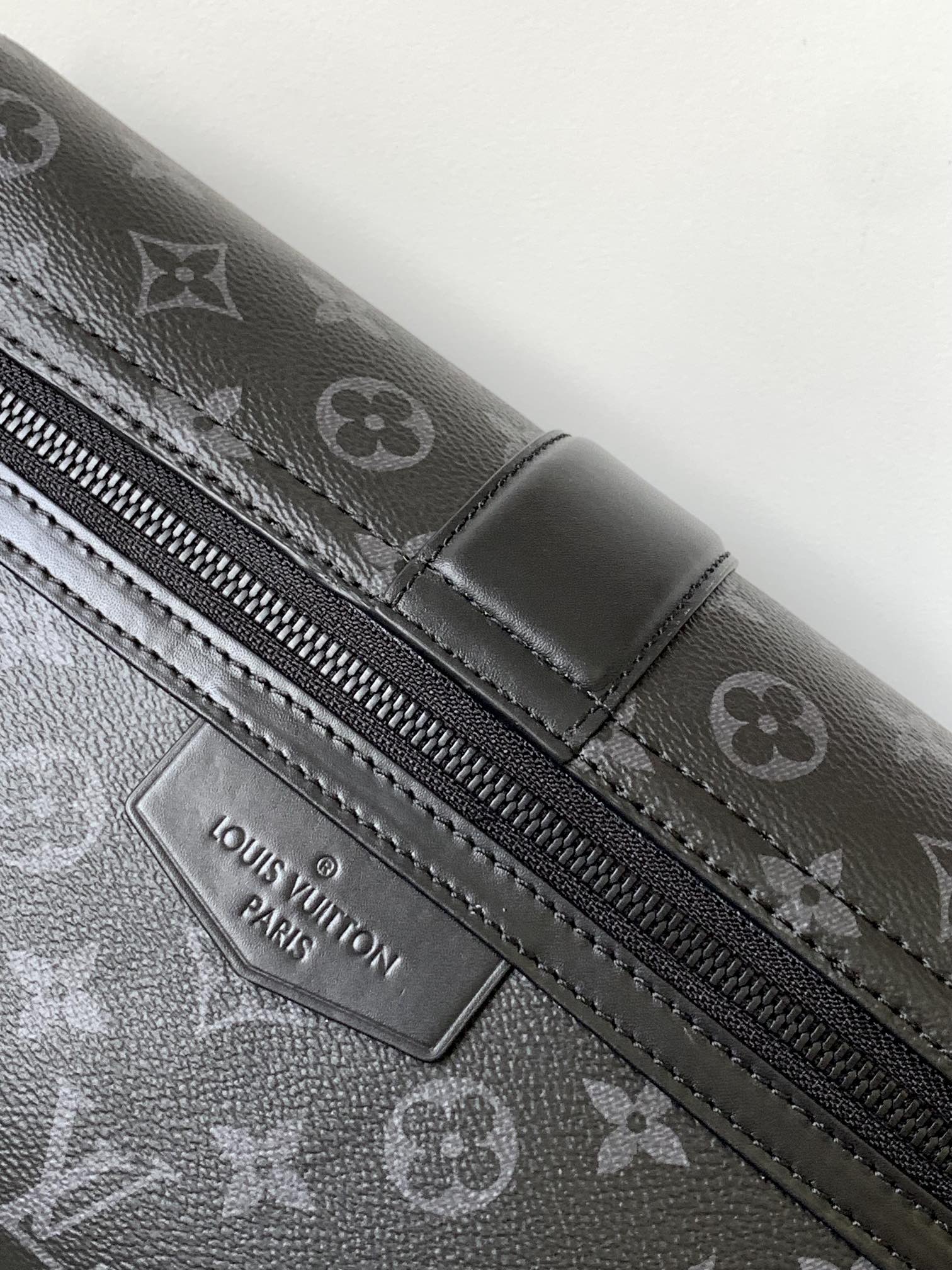 p470💰【163c01芯片】顶级原单M46794黑花M23741压花
S-Cape 邮差包取材 Monogram 黑花 Taurillon 皮革，新颖开合设计回溯 Georges Vuitton 于 1886 年打造的 S-lock 锁扣。可调节宽幅提花肩带织入路易威登标识，实现肩背和斜挎体验。
28 x 16 x 10 厘米(长度 x 高 x 宽)