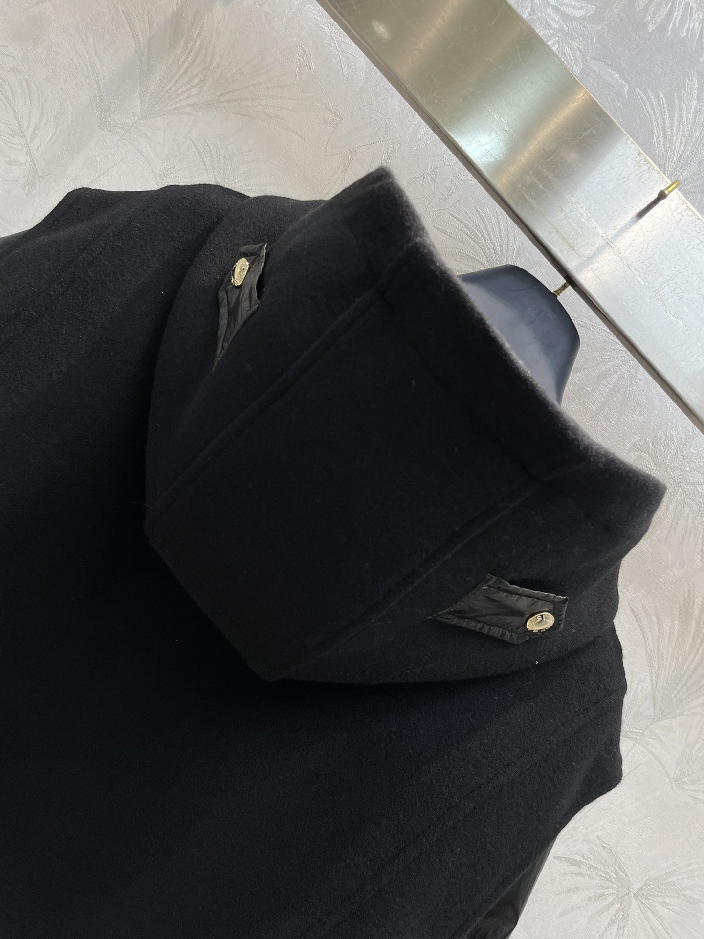 L家23秋冬新款连帽立领拼接将两件夹克外套面料质感绝绝子配有当季标志性胶牌Logo点缀袖口两侧的摁扣装饰