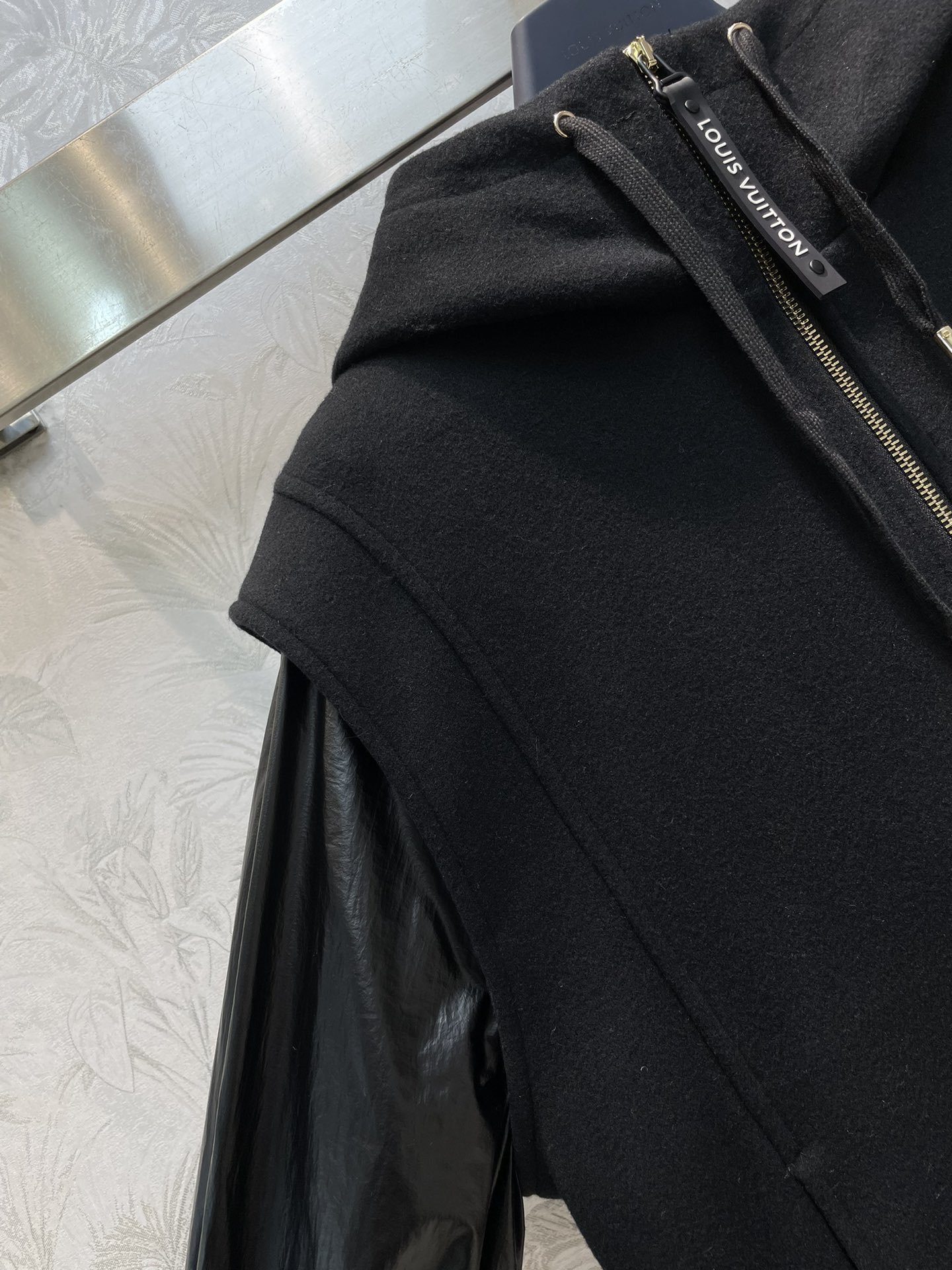 L家23秋冬新款连帽立领拼接将两件夹克外套面料质感绝绝子配有当季标志性胶牌Logo点缀袖口两侧的摁扣装饰