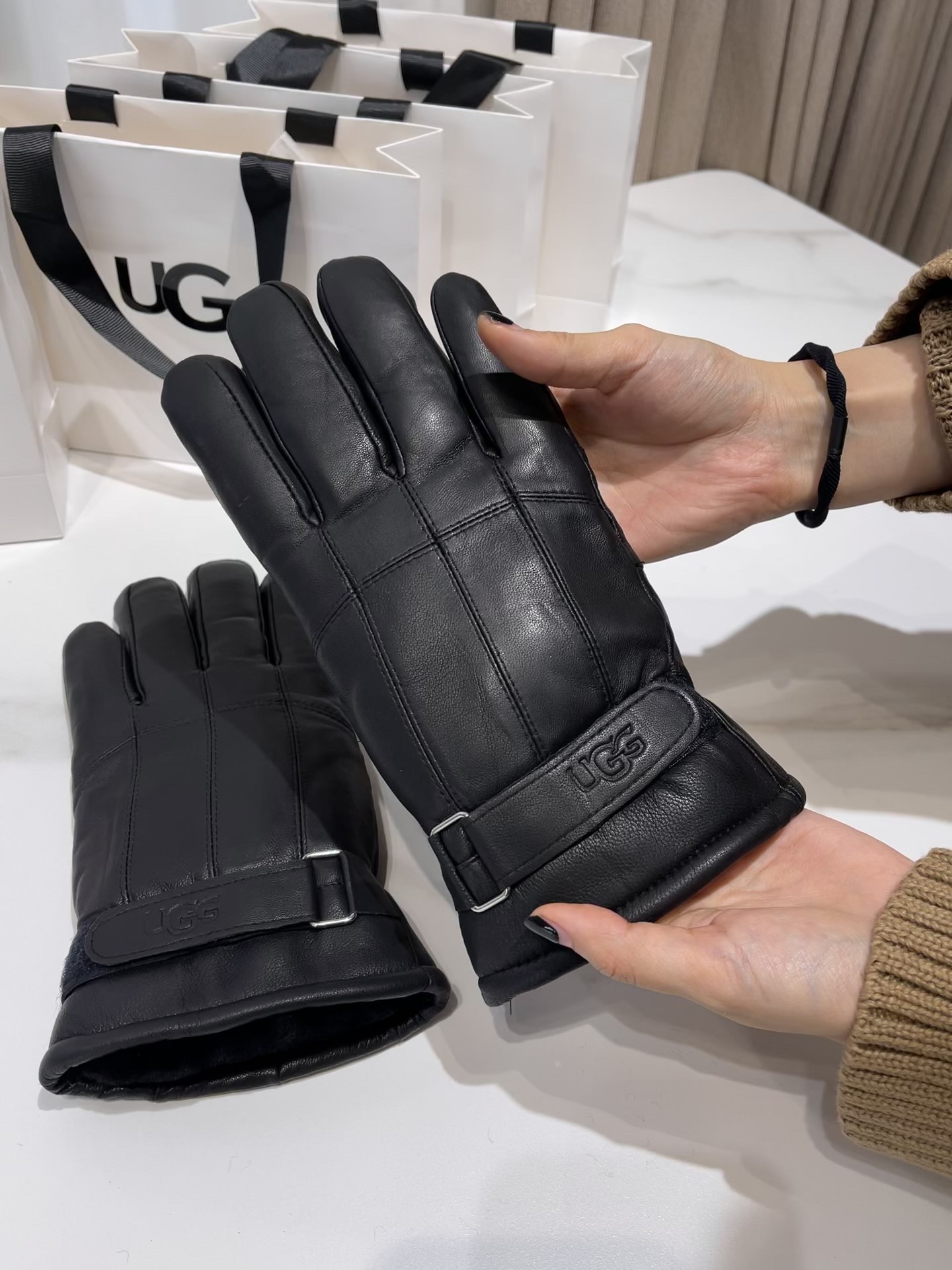 Velcro adhesive at the wrist, adjustable elasticity to prevent air leaka - Lifestyle