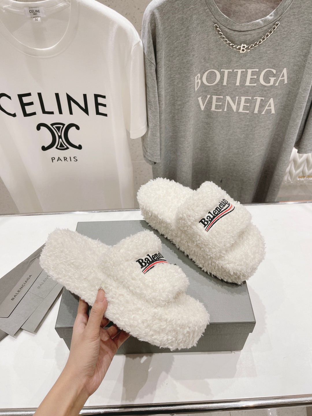 高版本出厂 Balenciaga*2025ss巴黎世家F036🔥🔥厚底刺绣毛毛拖鞋巴黎时装周重磅新品，国