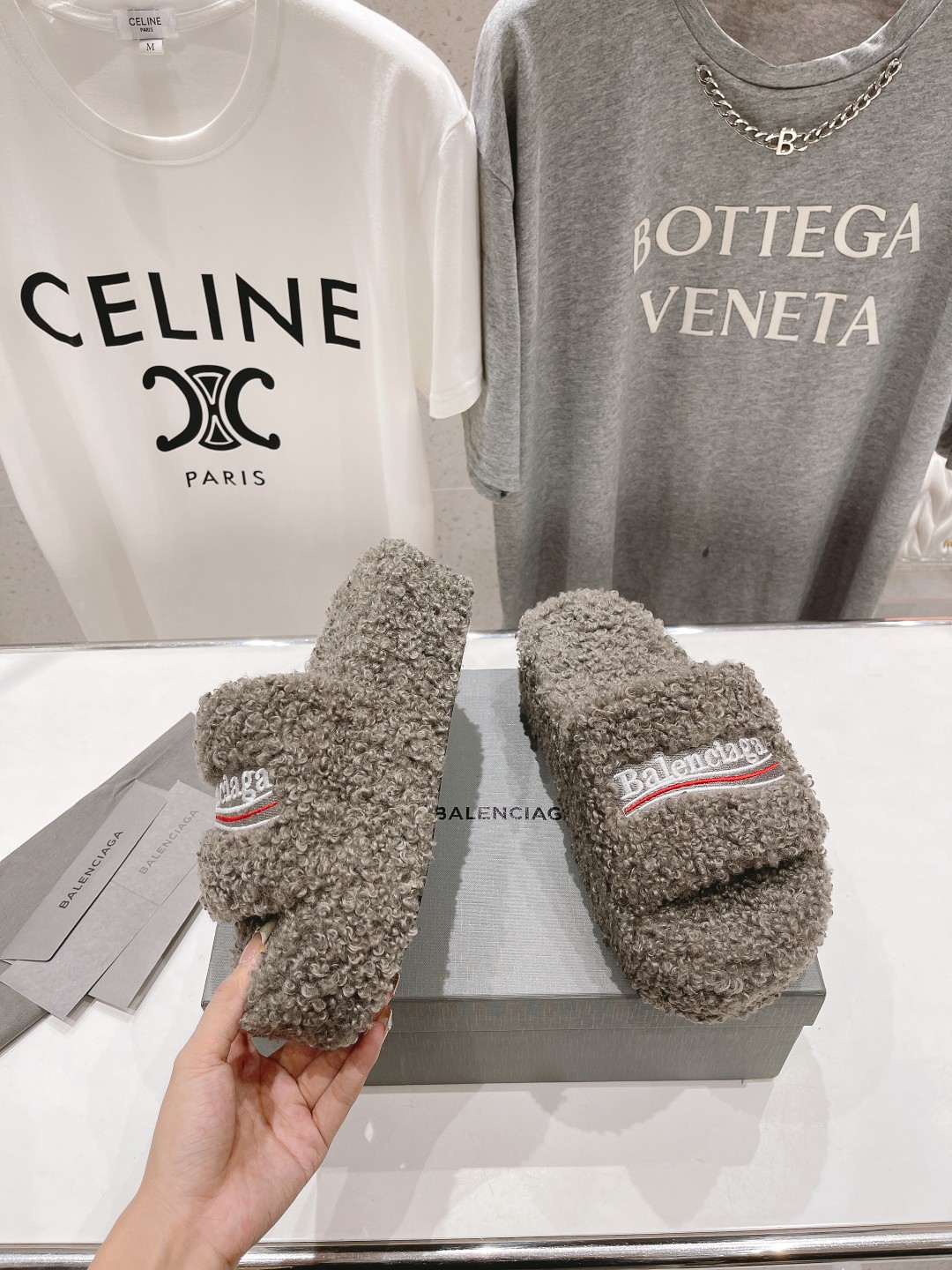 高版本出厂 Balenciaga*2025ss巴黎世家F036🔥🔥厚底刺绣毛毛拖鞋巴黎时装周重磅新品，国