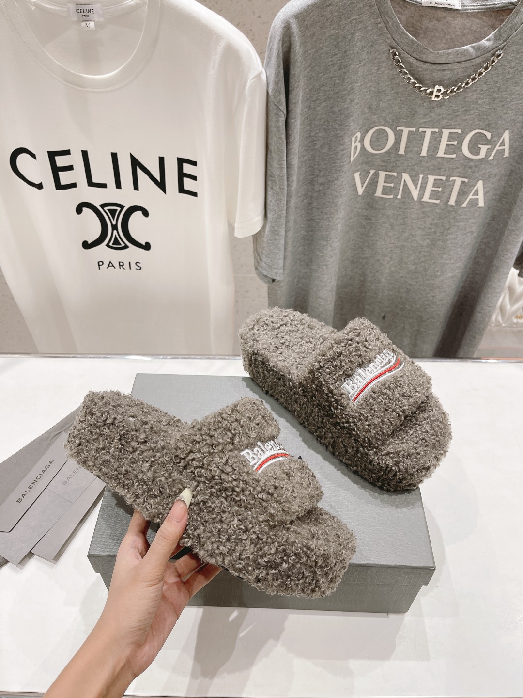 高版本出厂 Balenciaga*2025ss巴黎世家F036🔥🔥厚底刺绣毛毛拖鞋巴黎时装周重磅新品，国